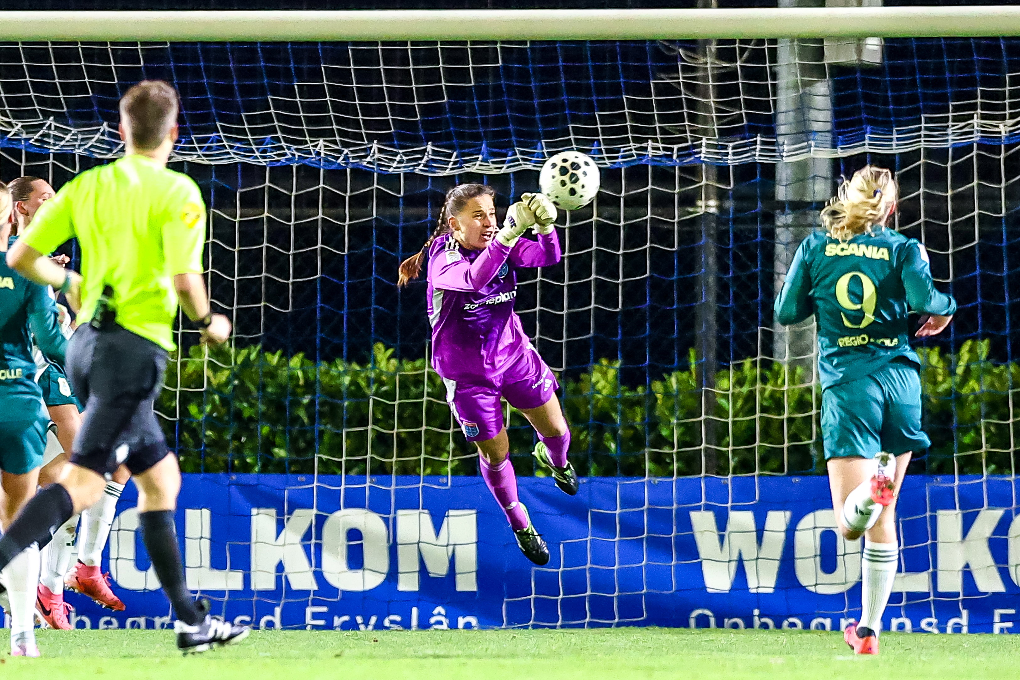 Oliwia Szymczak in actie namens PEC Zwolle