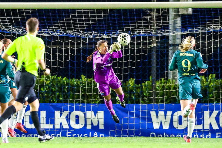 Oliwia Szymczak in actie namens PEC Zwolle