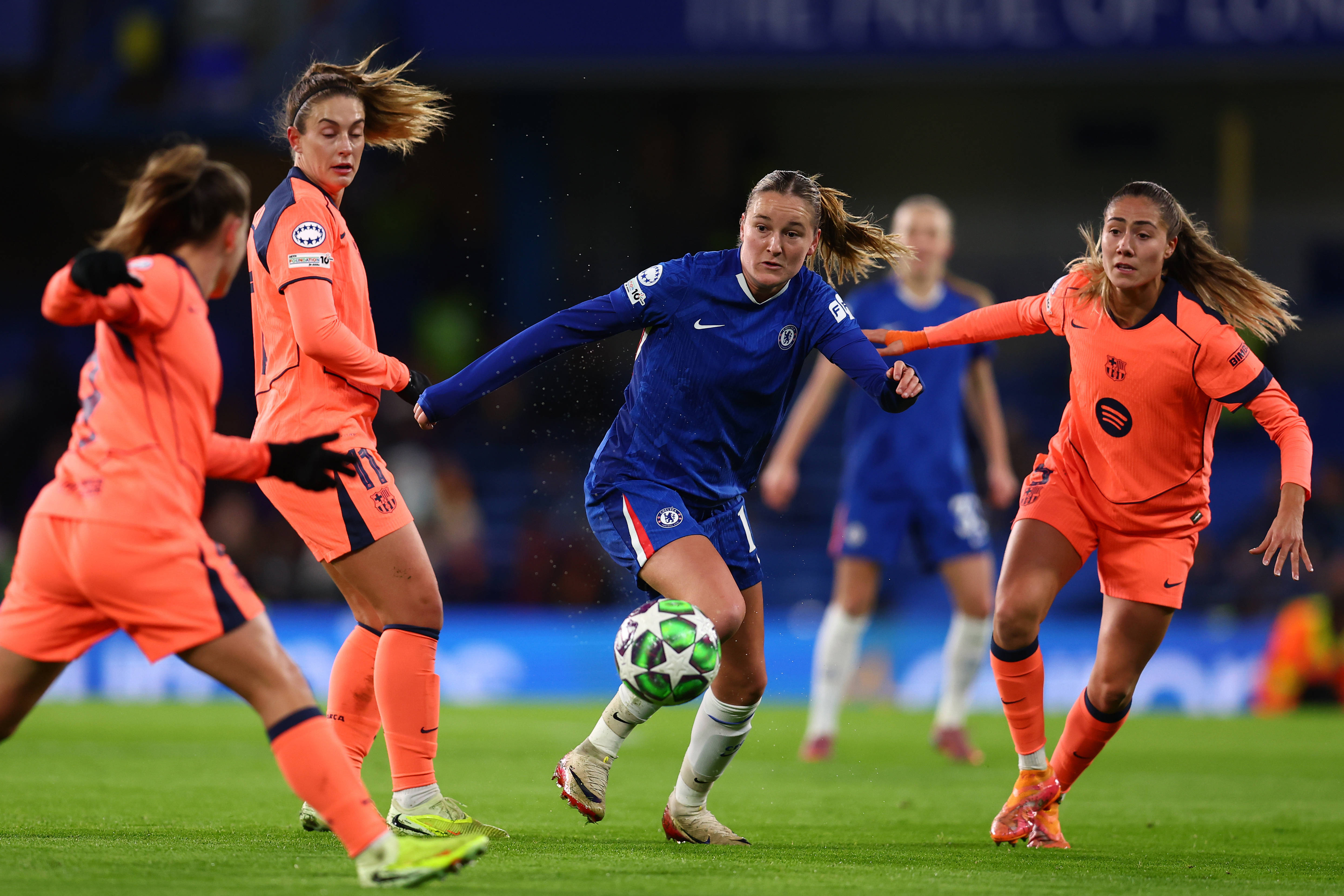 Wieke Kaptein (Chelsea) in het duel met FC Barcelona