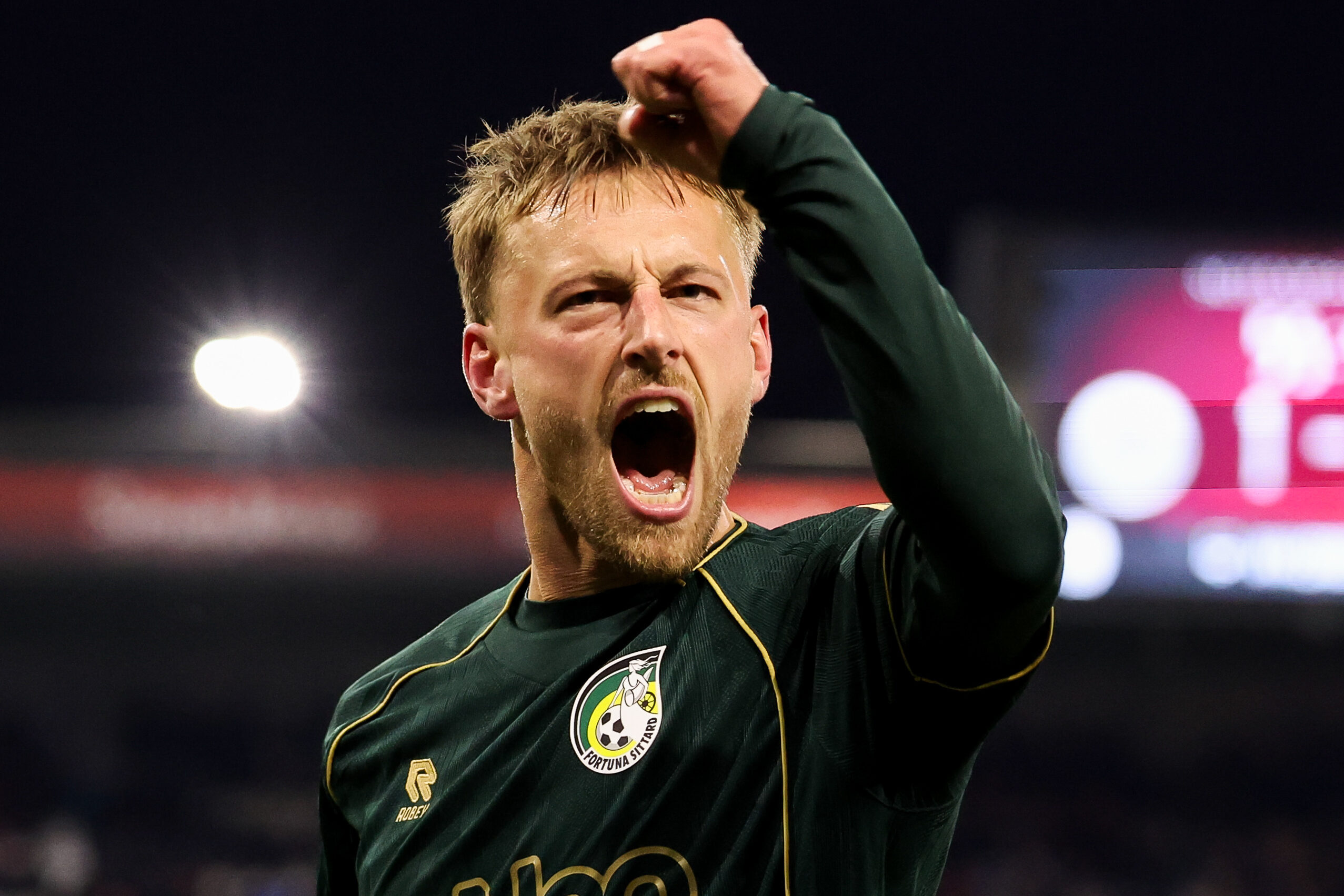 Kaj Sierhuis juicht na een doelpunt