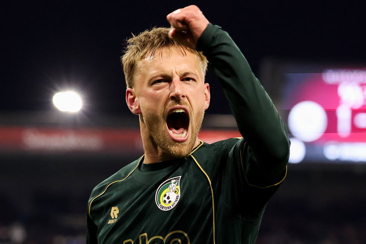 Kaj Sierhuis juicht na een doelpunt
