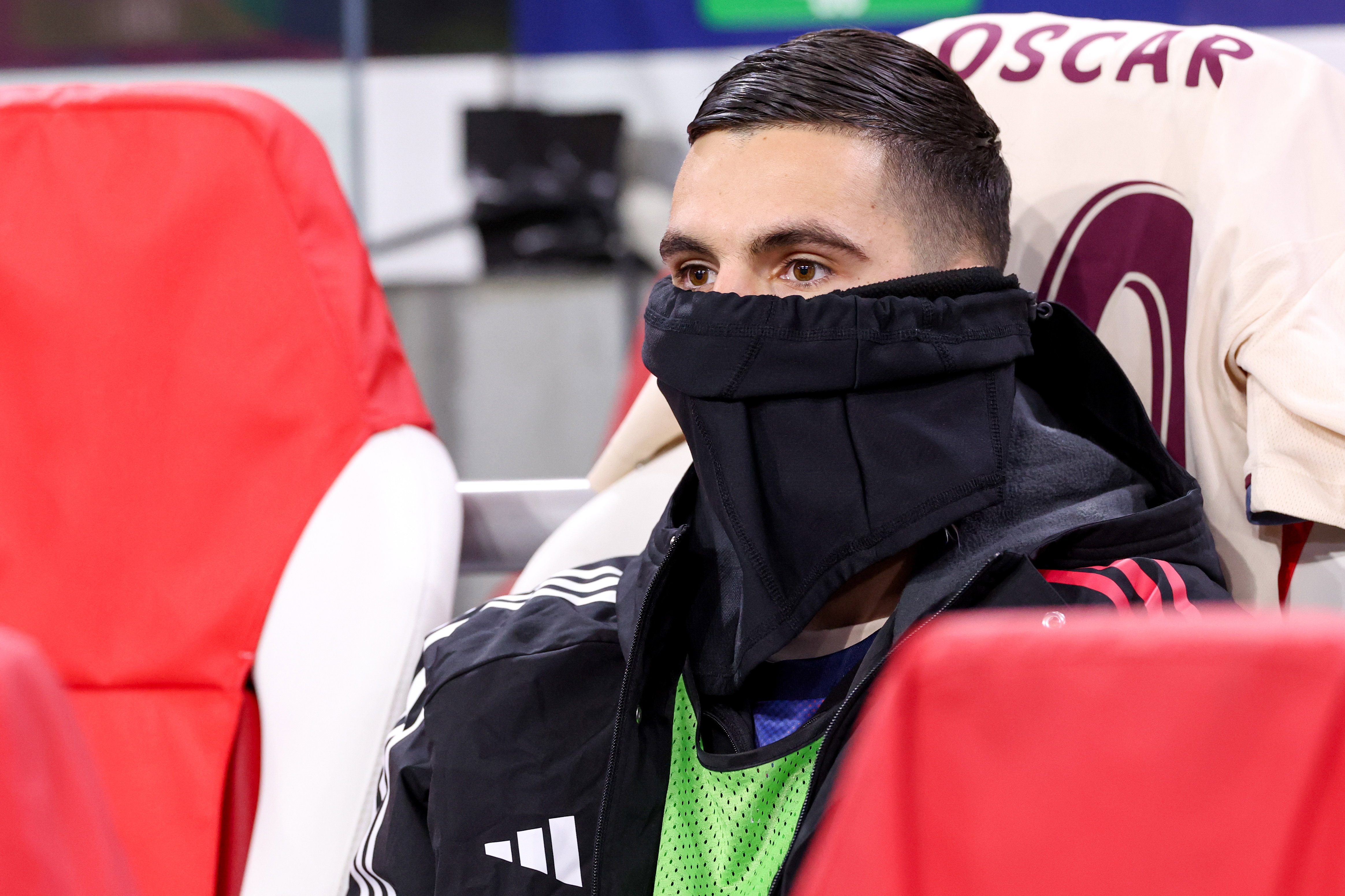 Oscar Gloukh ingepakt op de bank bij Ajax