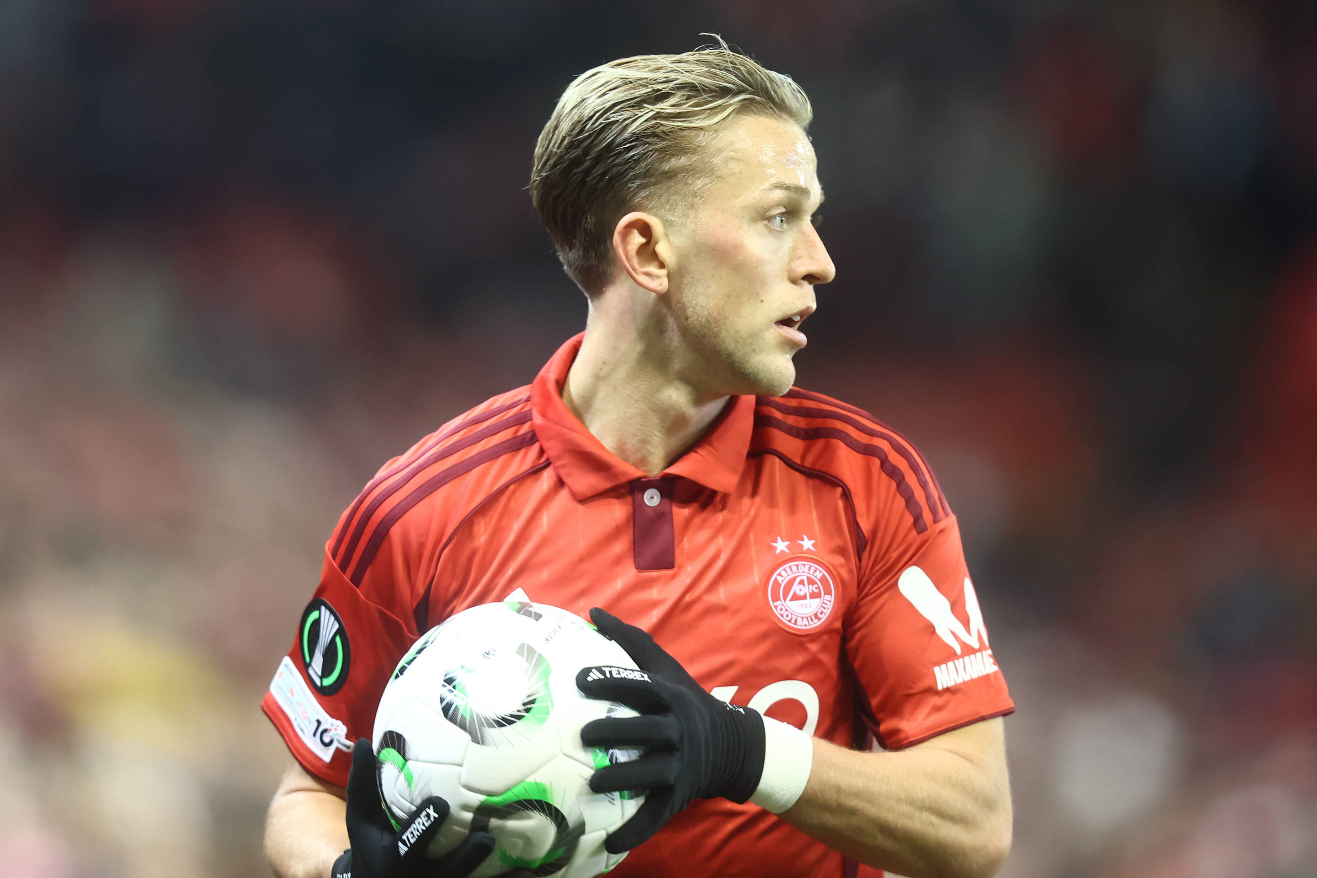 Jesper Karlsson in het shirt van Aberdeen