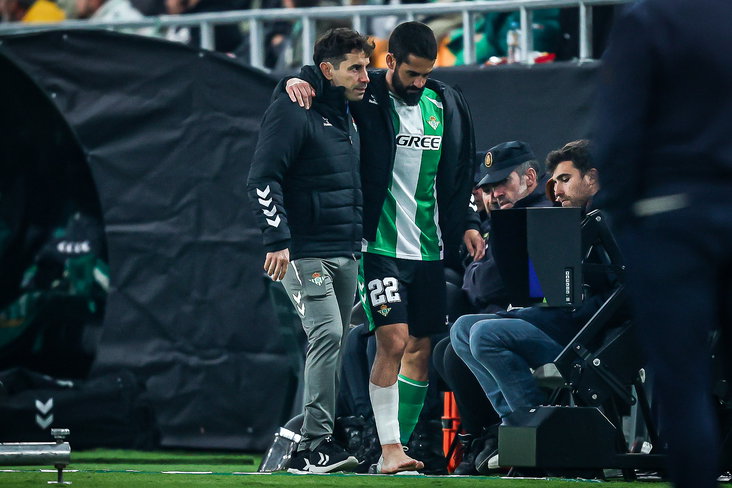 Isco moet geblesseerd van het veld tijdens Real Betis - FC Utrecht