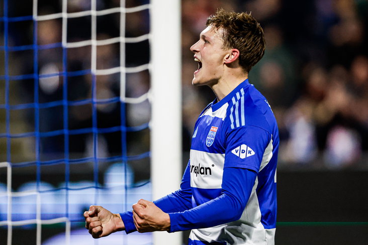 Thijs Oosting juicht na zijn goal