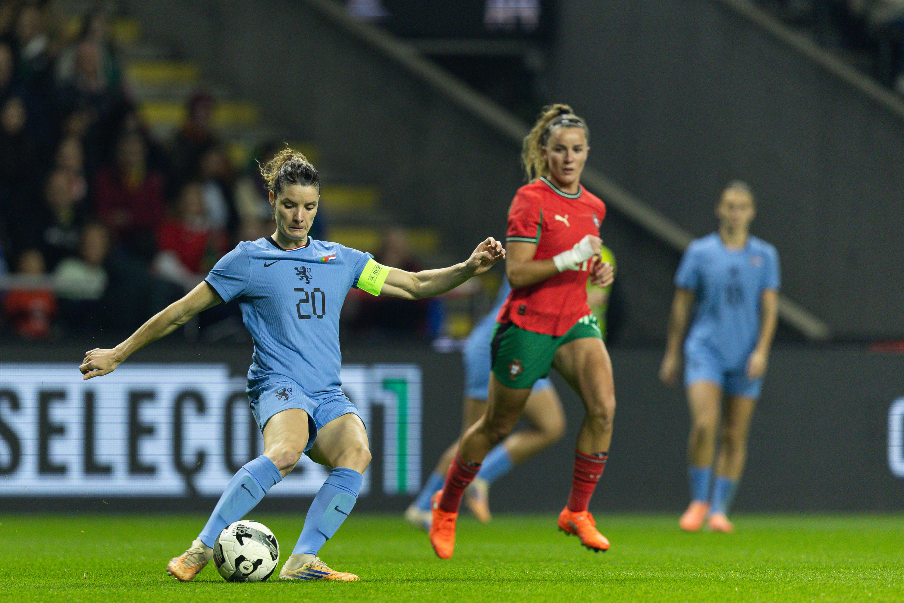 Dominique Janssen aan de bal tegen Portugal