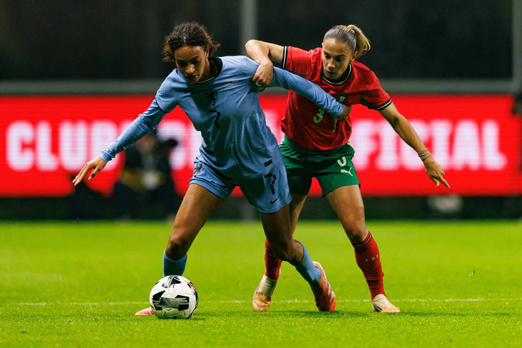 Nina Nijstad in actie namens de OranjeLeeuwinnen