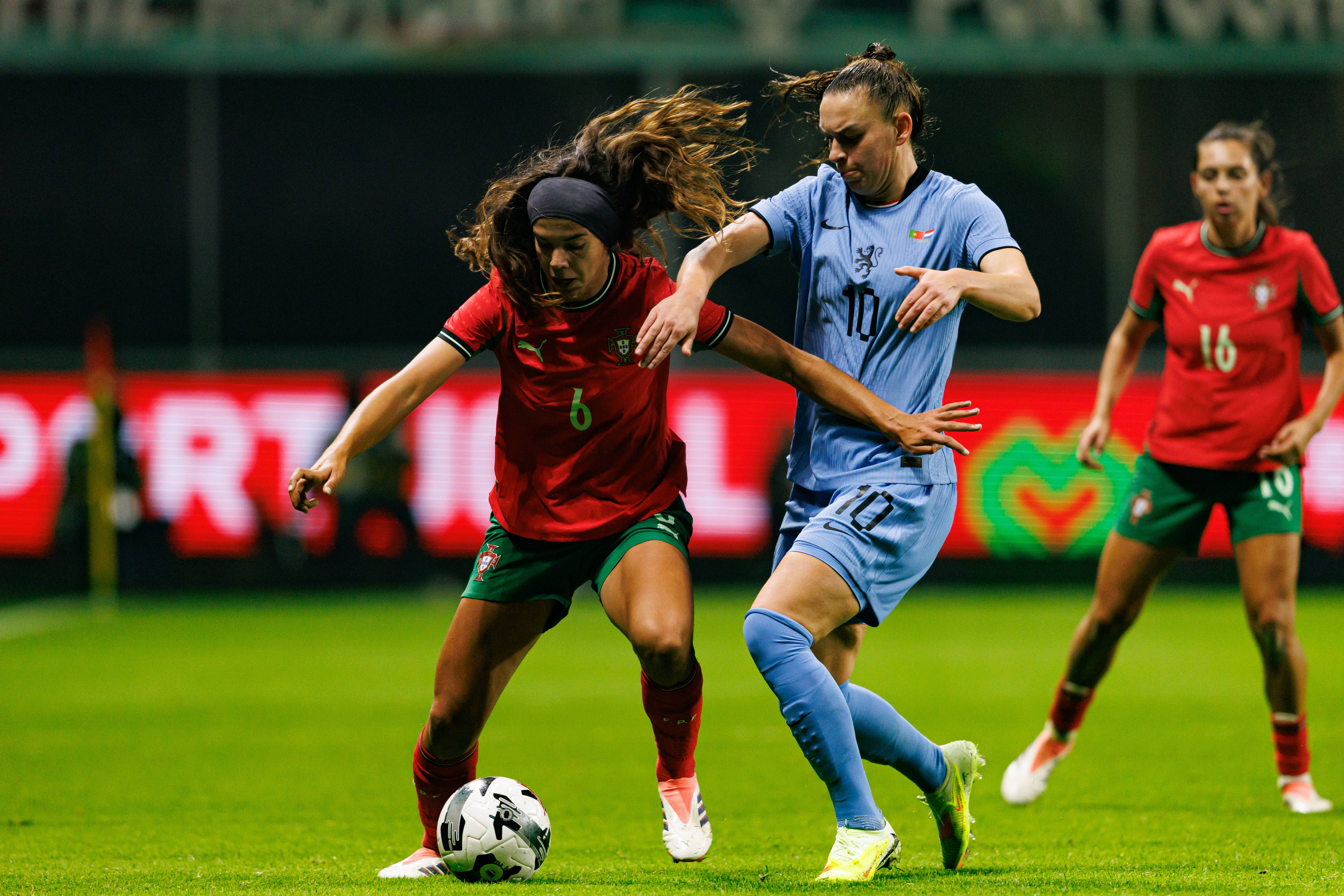 Romée Leuchter in actie namens de OranjeLeeuwinnen tegen Portugal