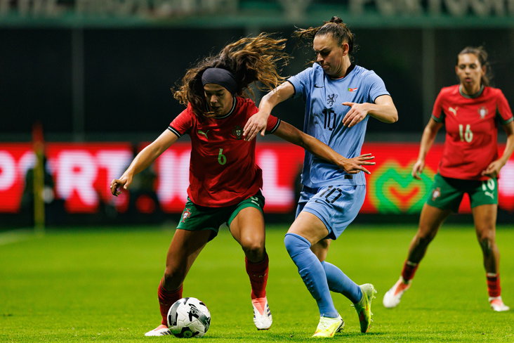 Romée Leuchter in actie namens de OranjeLeeuwinnen tegen Portugal