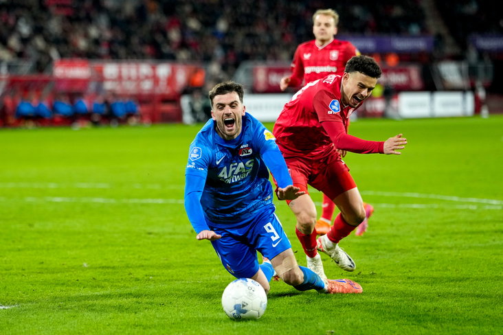 Stav Lemkin haalt Troy Parrott neer