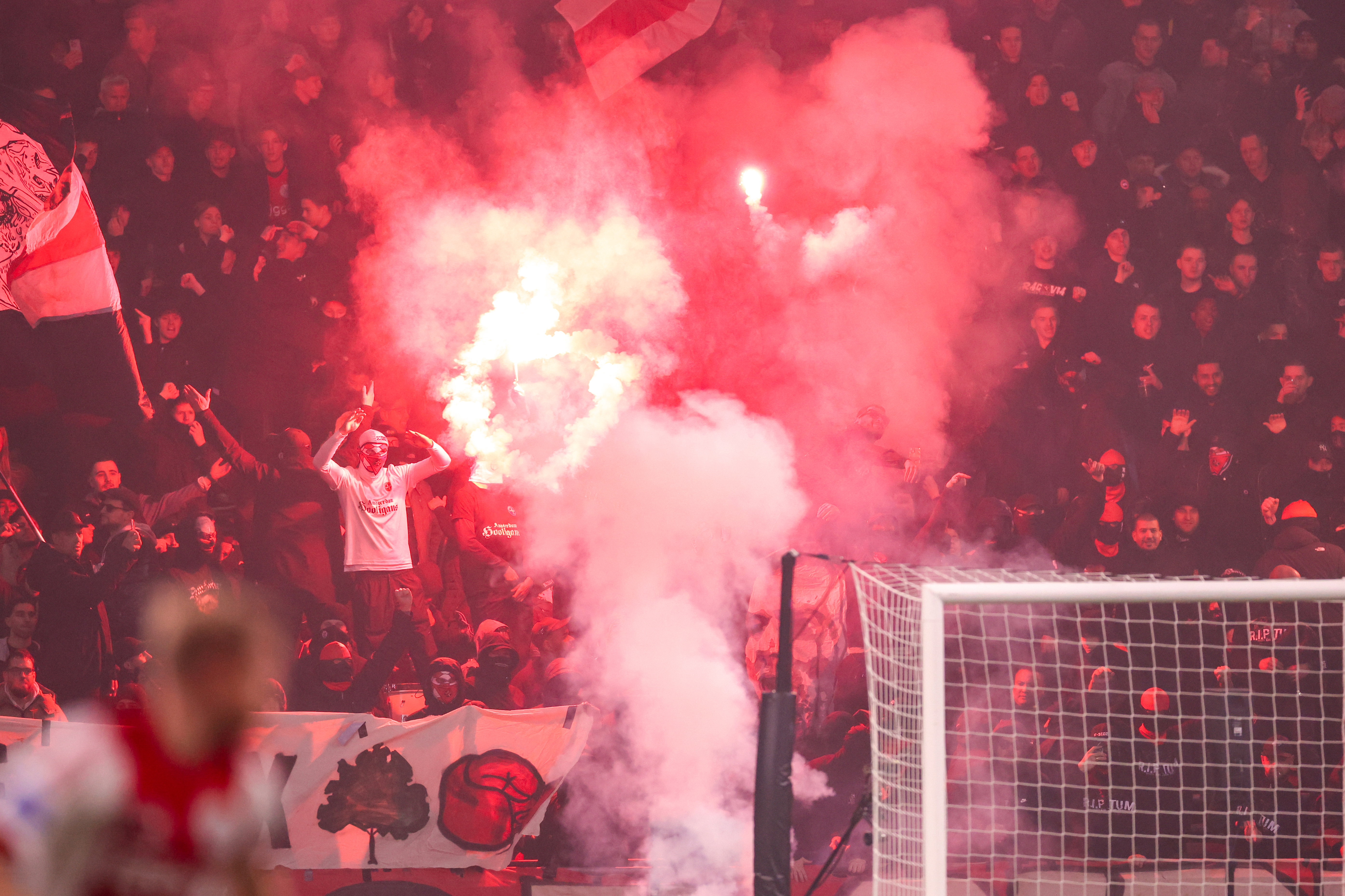 Supporters van Ajax misdragen zich op de tribune