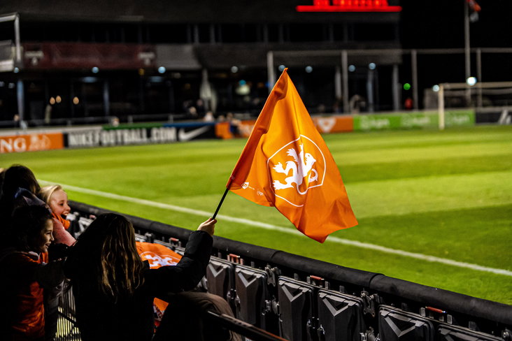 Een vlag met het logo van de OranjeLeeuwinnen