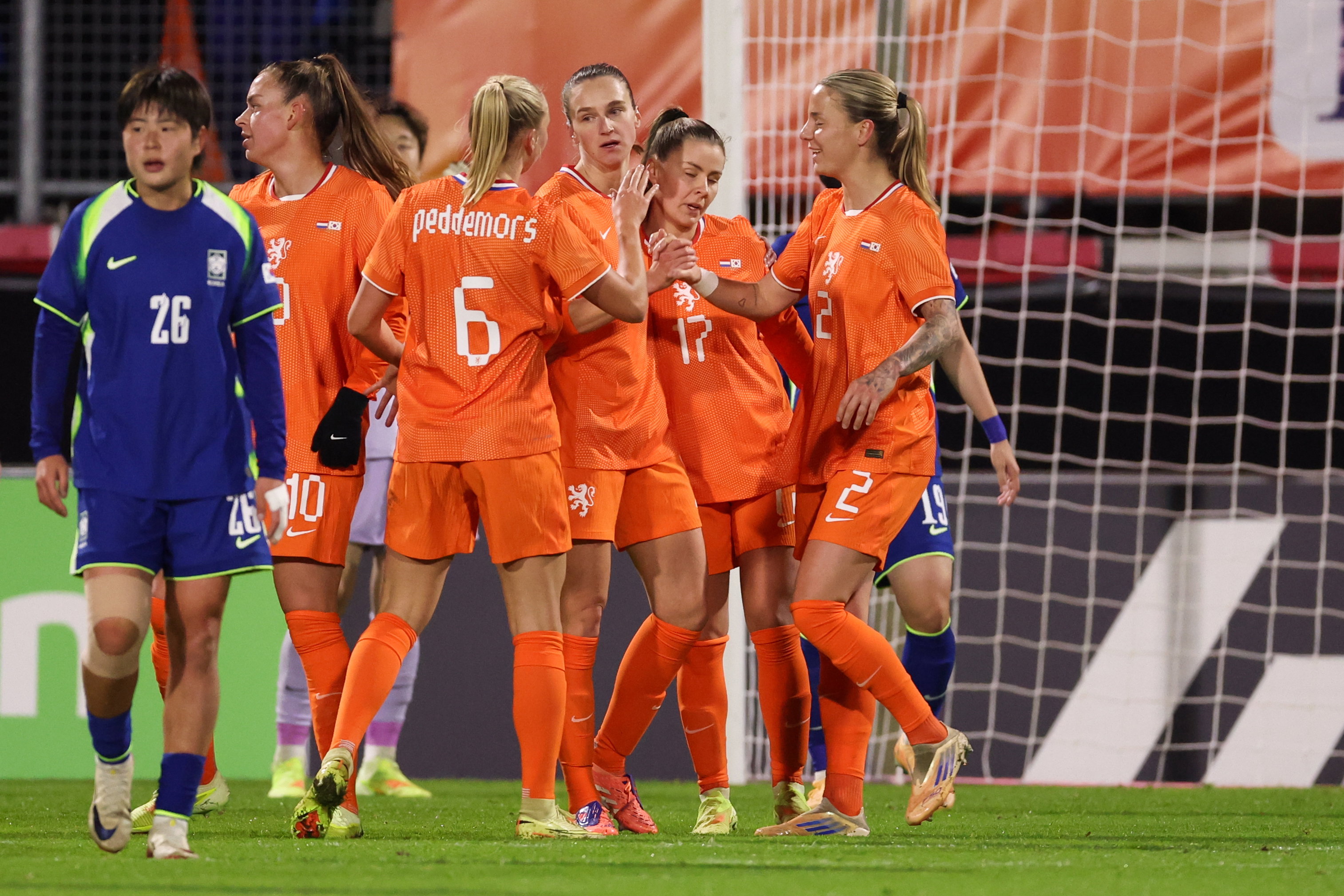 De OranjeLeeuwinnen juichen na een goal tegen Zuid-Korea