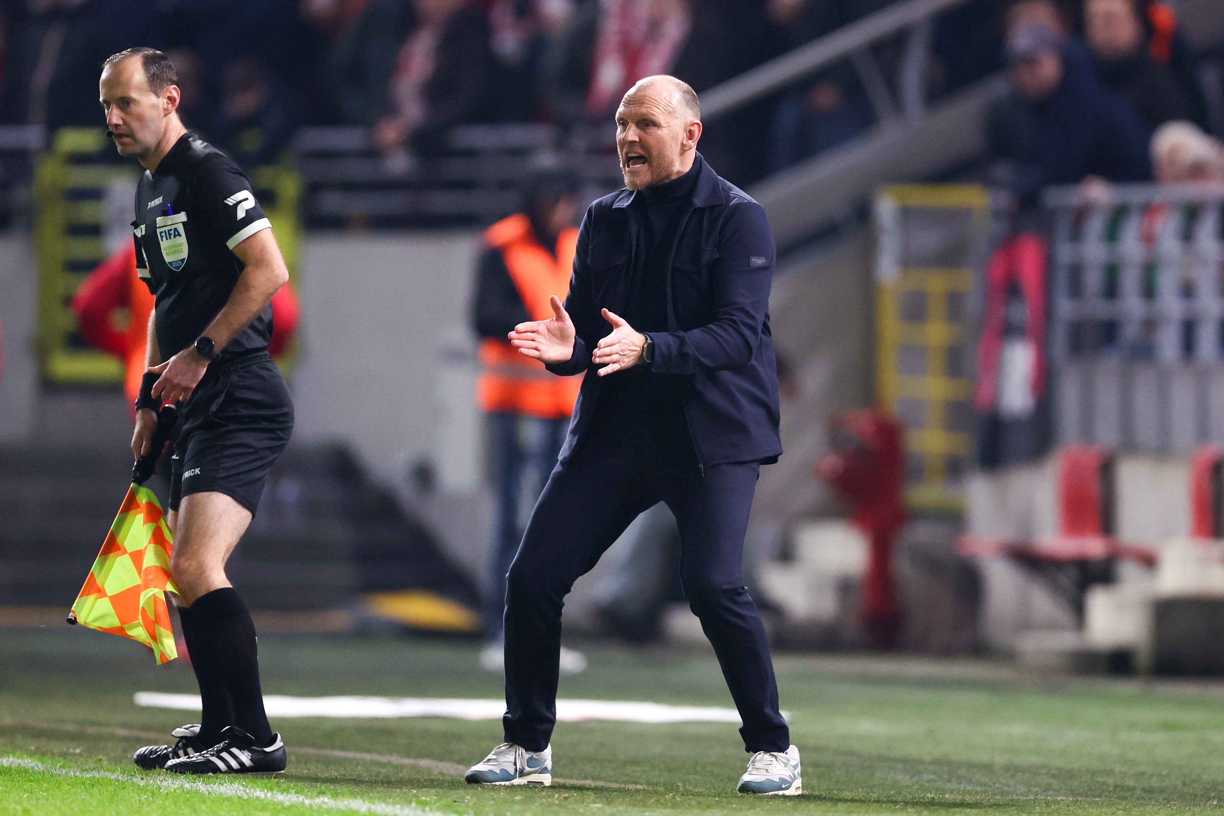 Joseph Oosting langs de lijn bij Antwerp FC
