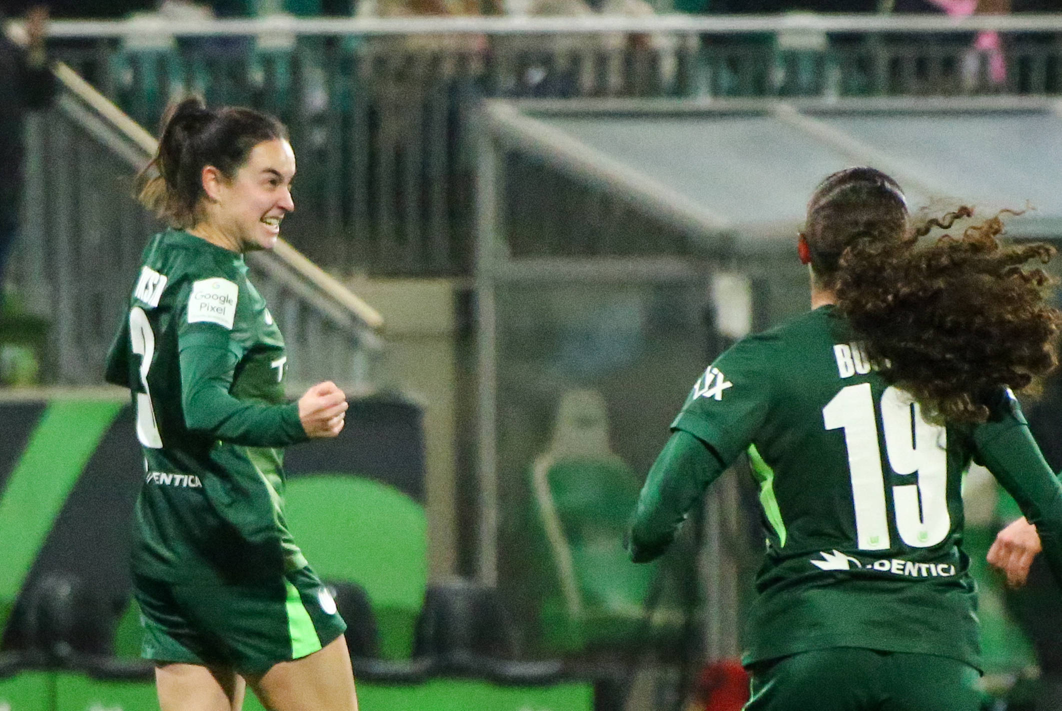 Caitlin Dijkstra juicht na haar goal voor VfL Wolfsburg