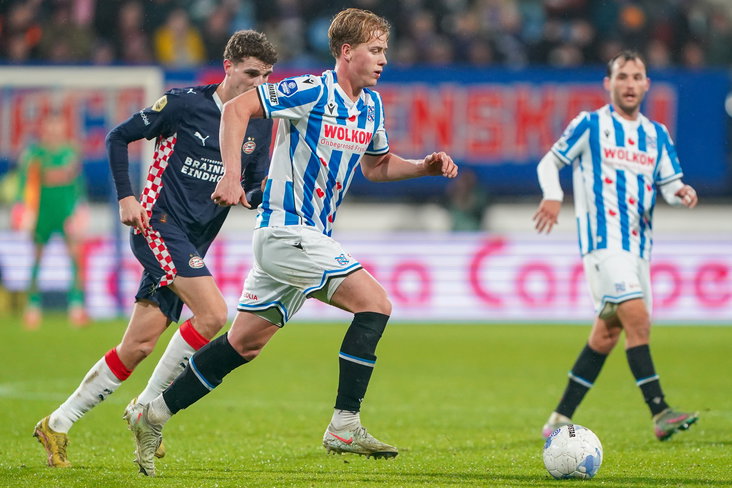 Maas Willemsen aan de bal