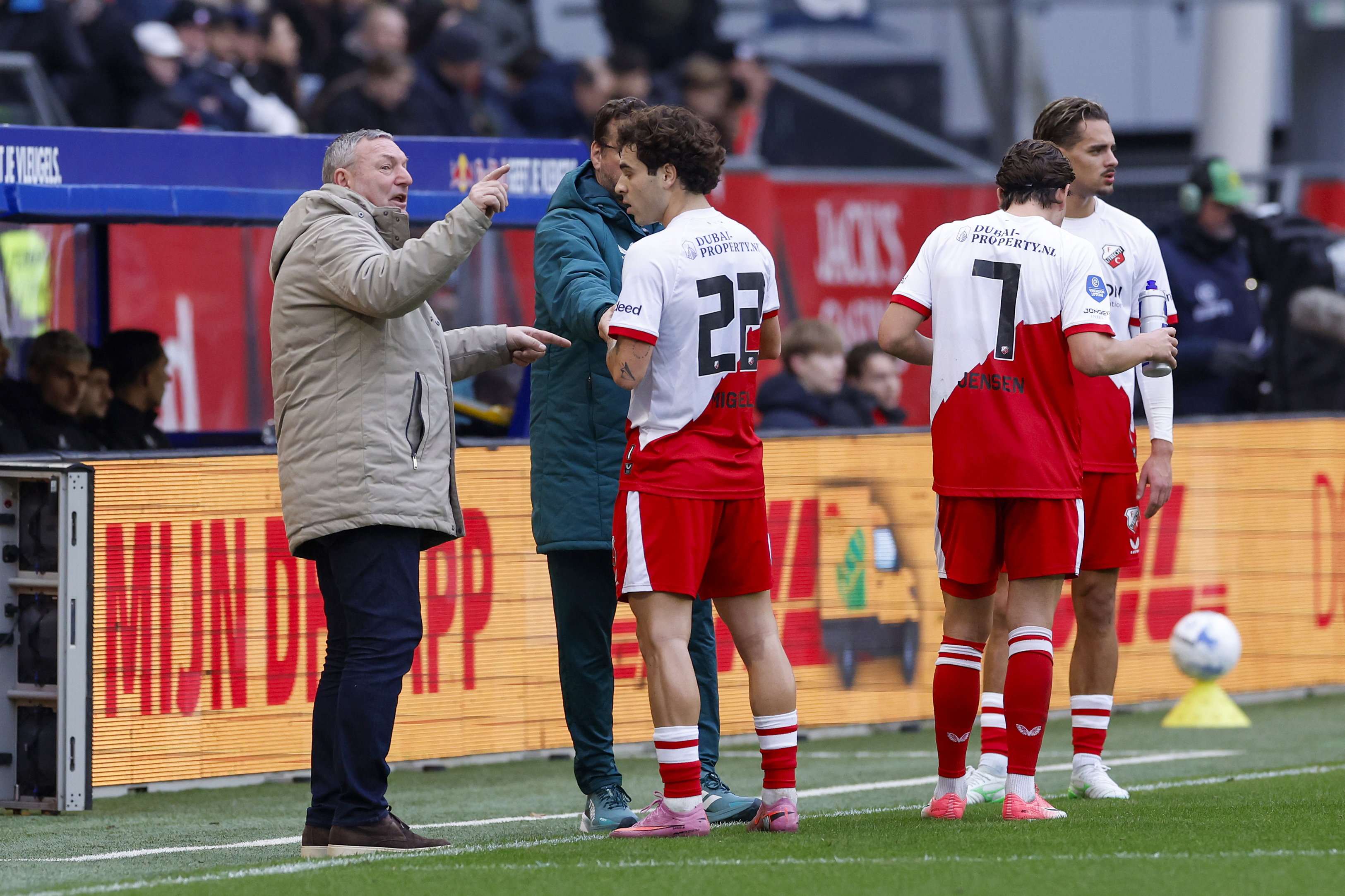 Ron Jans praat met Miguel Rodríguez