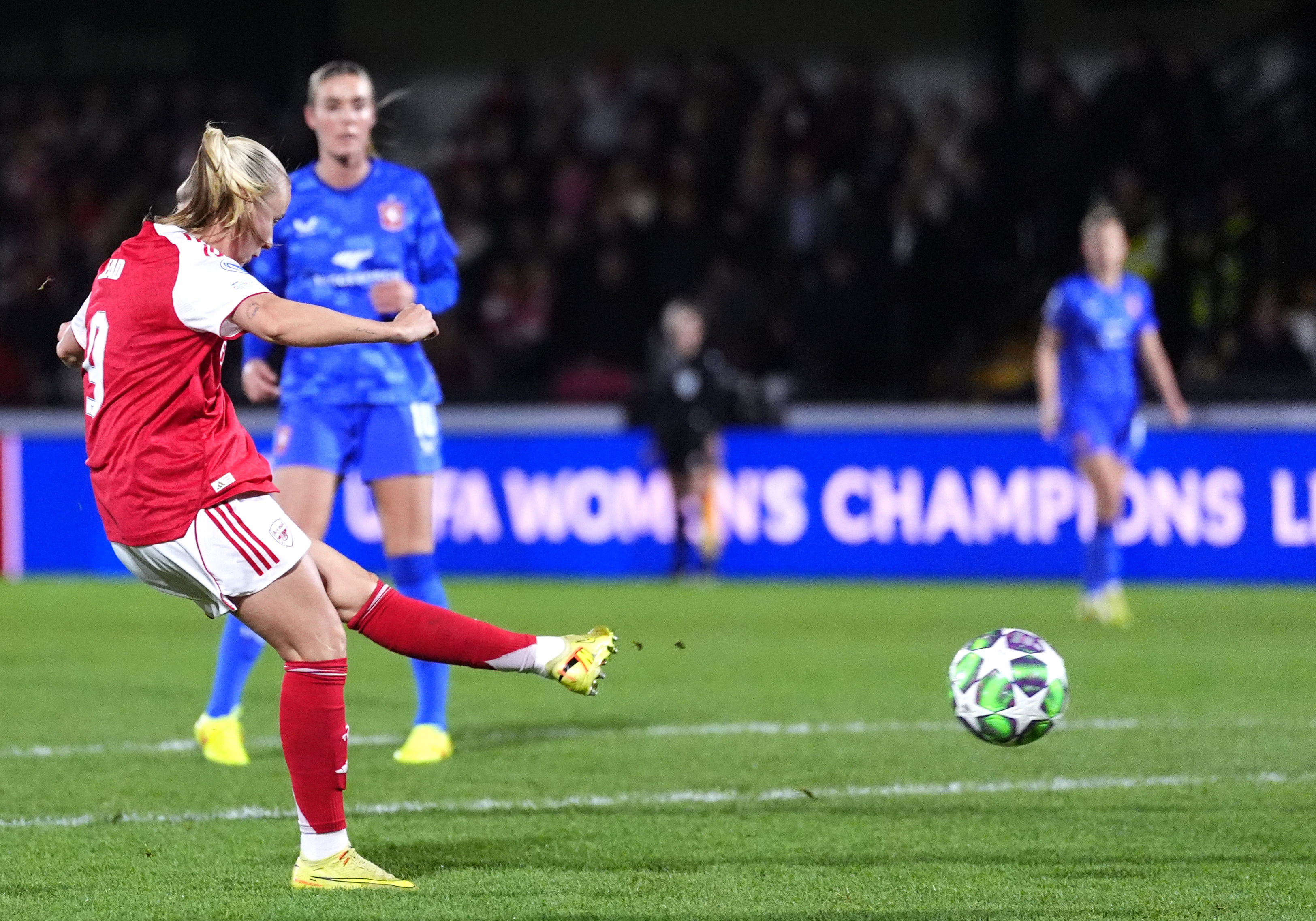 Beth Mead schiet raak tegen FC Twente
