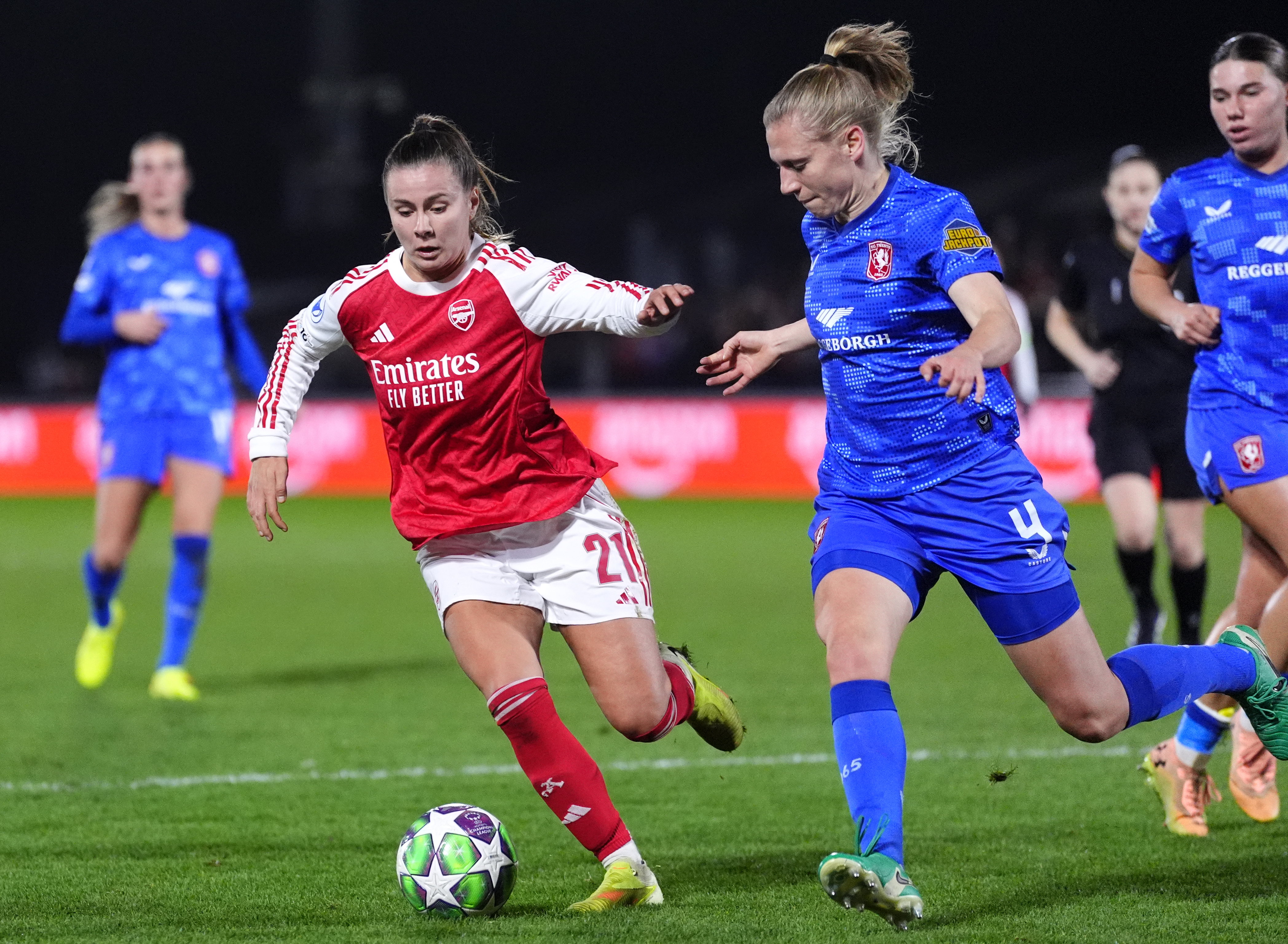 Lieske Carleer (FC Twente) probeert Victoria Pelova (Arsenal) af te stoppen