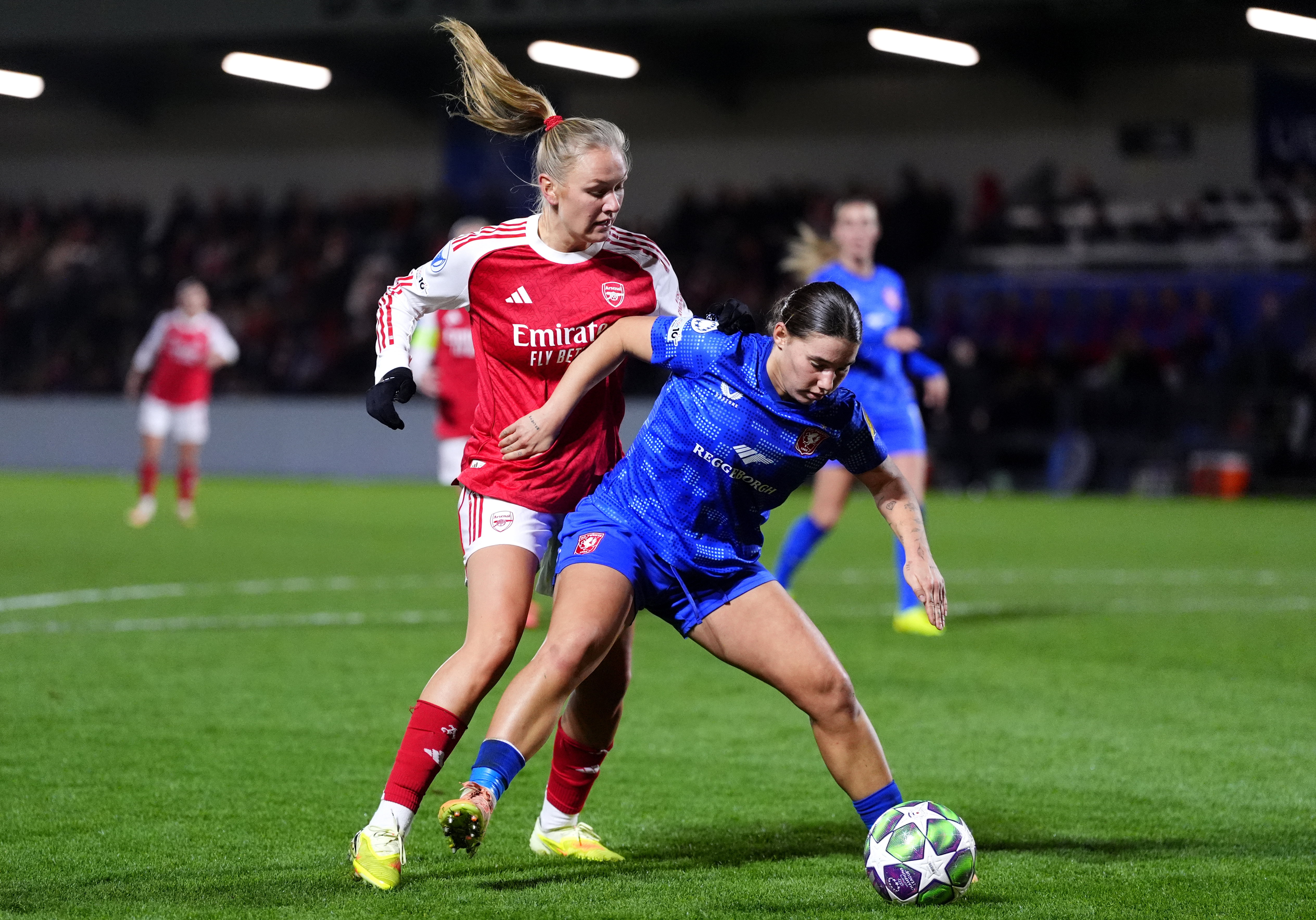 Lynn Groenewegen (FC Twente) in duel met Frida Maanum (Arsenal)
