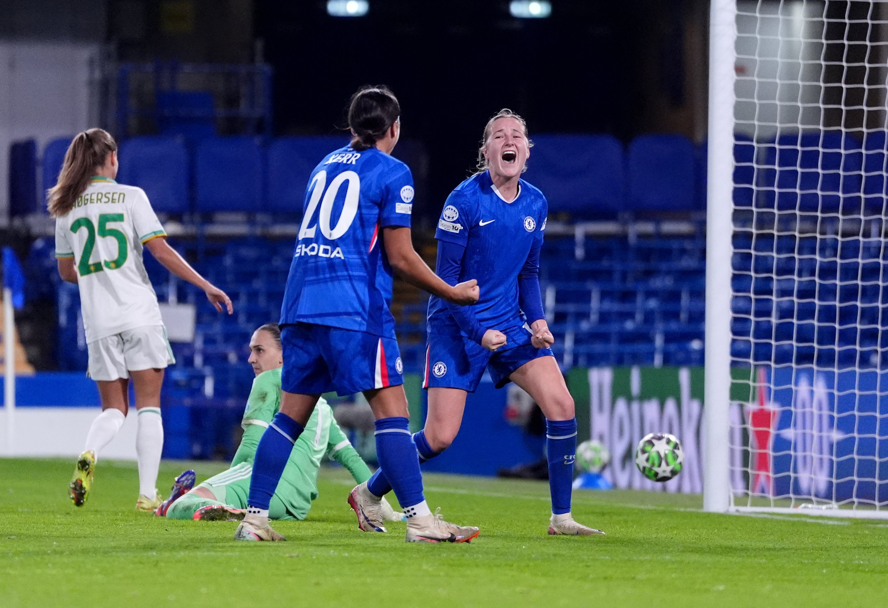 Wieke Kaptein juicht na haar goal voor Chelsea