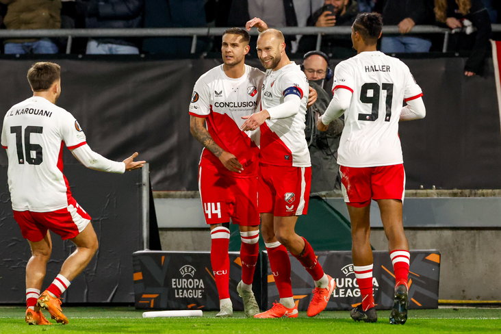 FC Utrecht viert de goal van Mike van der Hoorn