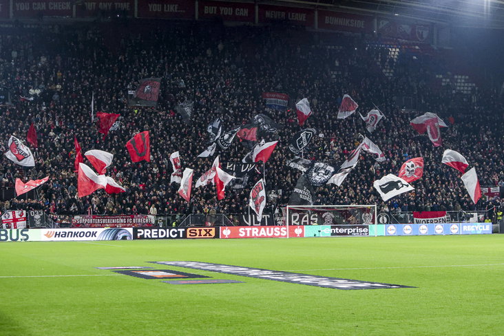 FC Utrecht-supporters met vlaggen