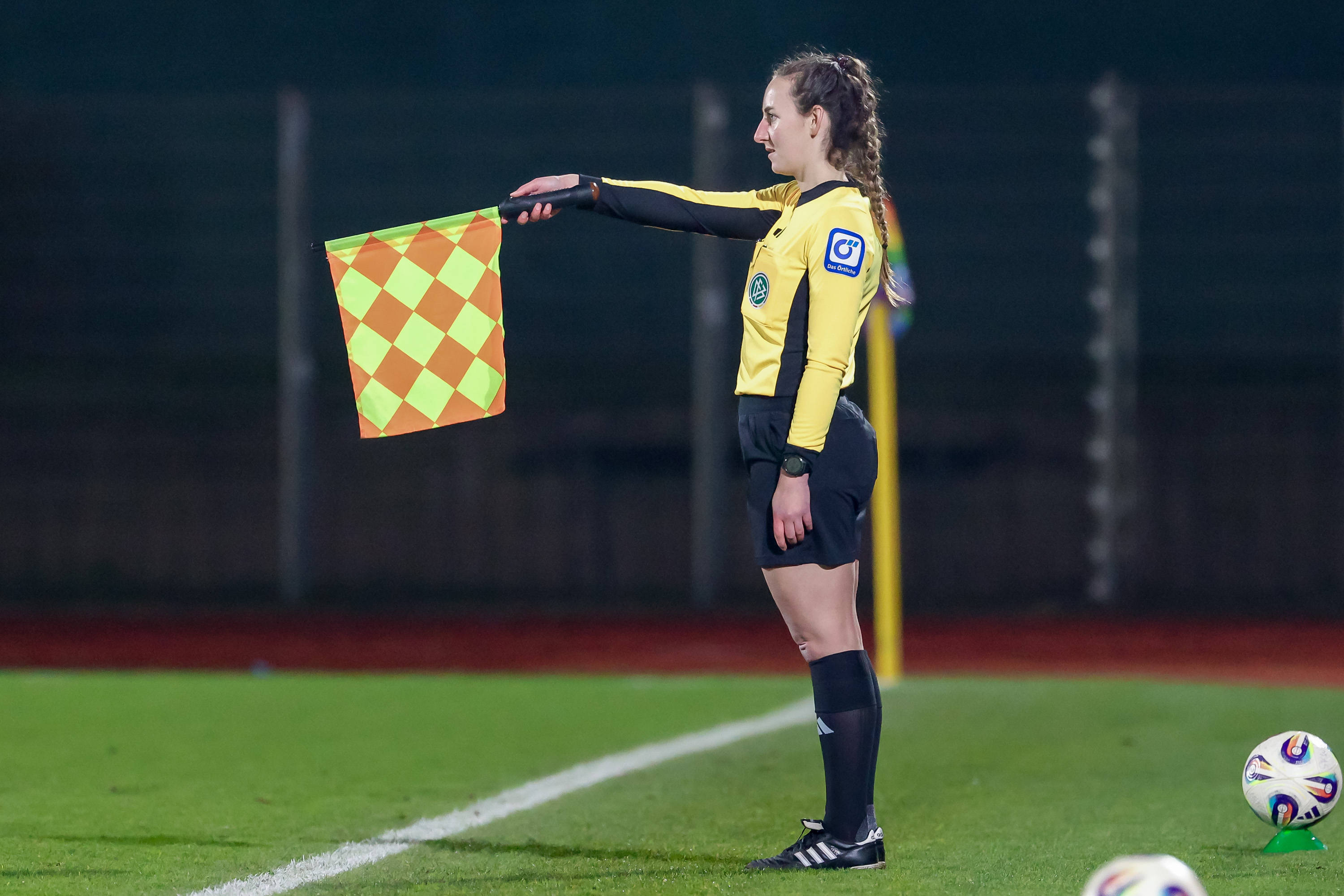 Een grensrechter vlagt voor buitenspel