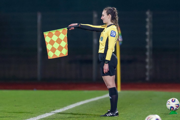 Een grensrechter vlagt voor buitenspel