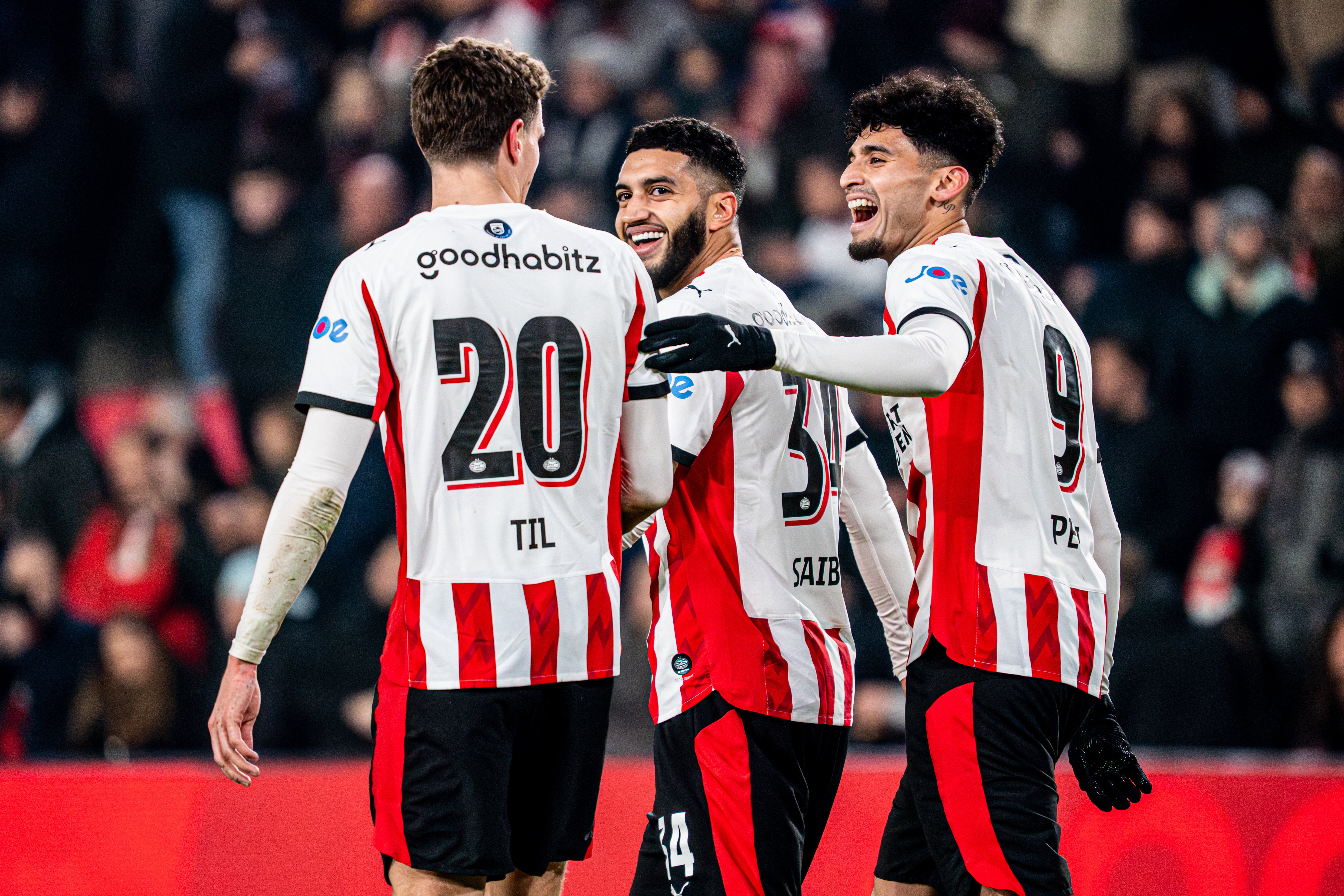 Guus Til met de lachende Ismael Saibari en Ricardo Pepi