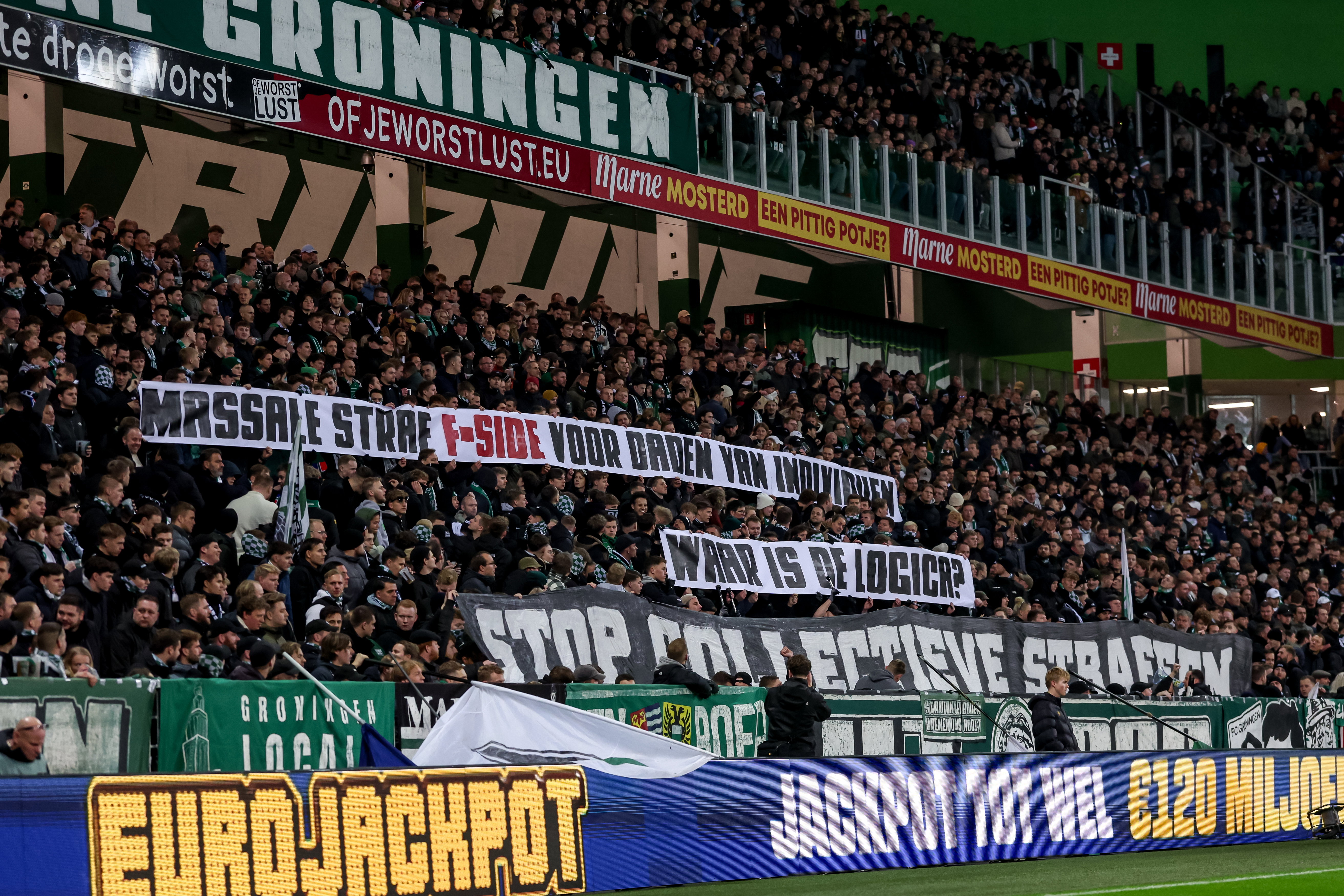 FC Groningen-supporters met een spandoek