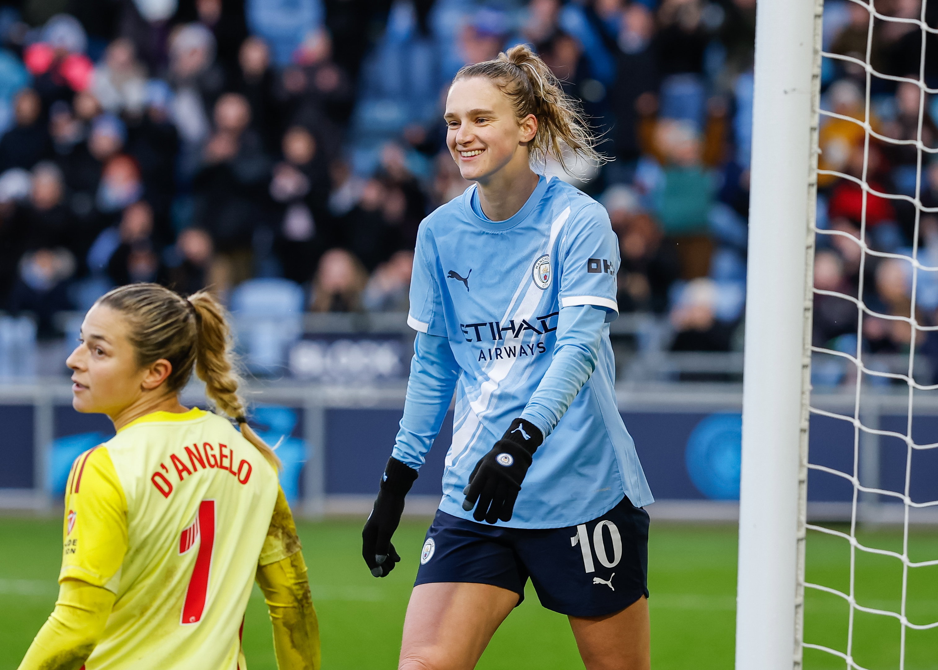 Vivianne Miedema is blij