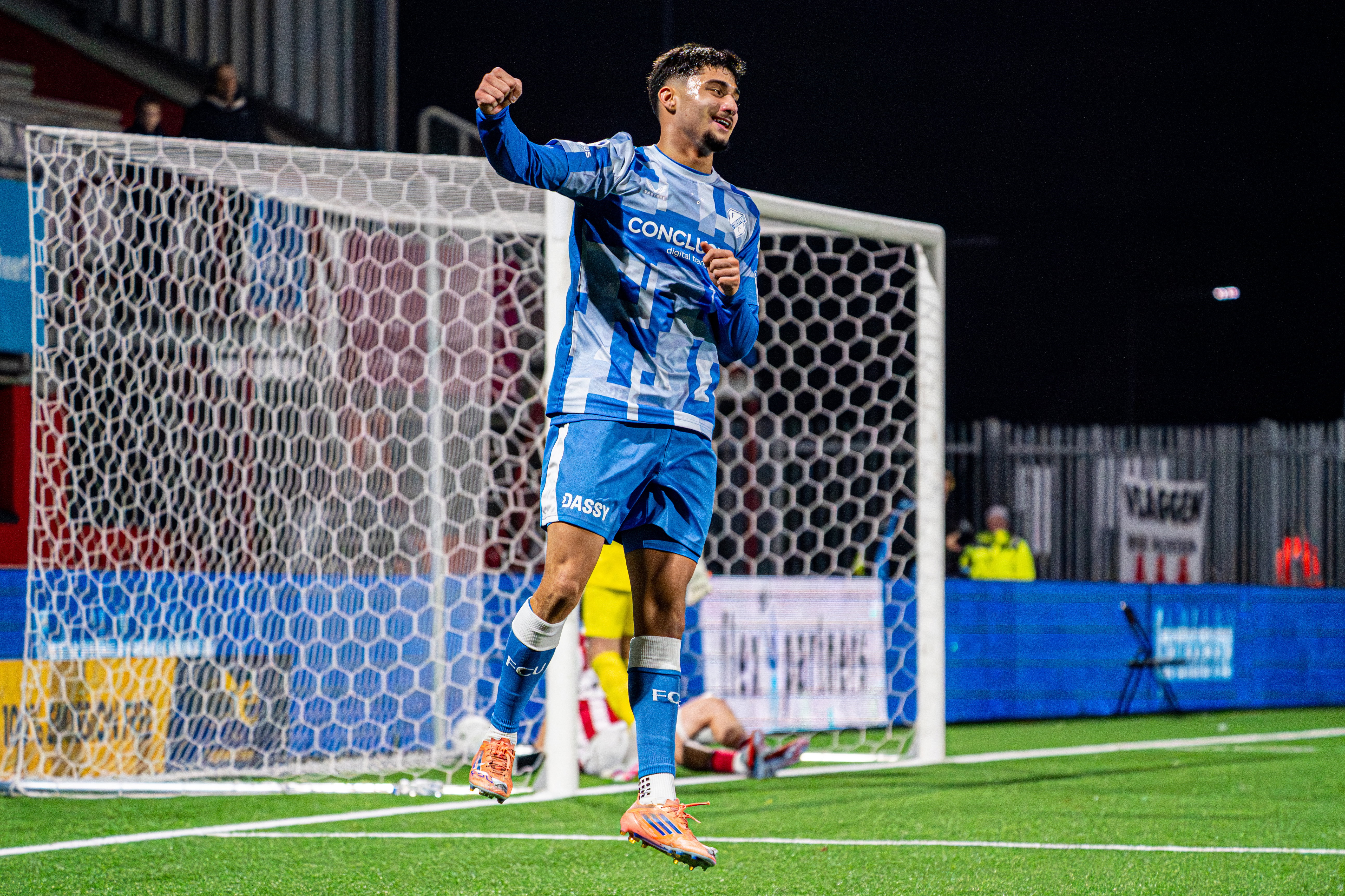 Emirhan Demircan juicht na zijn goal voor FC Utrecht