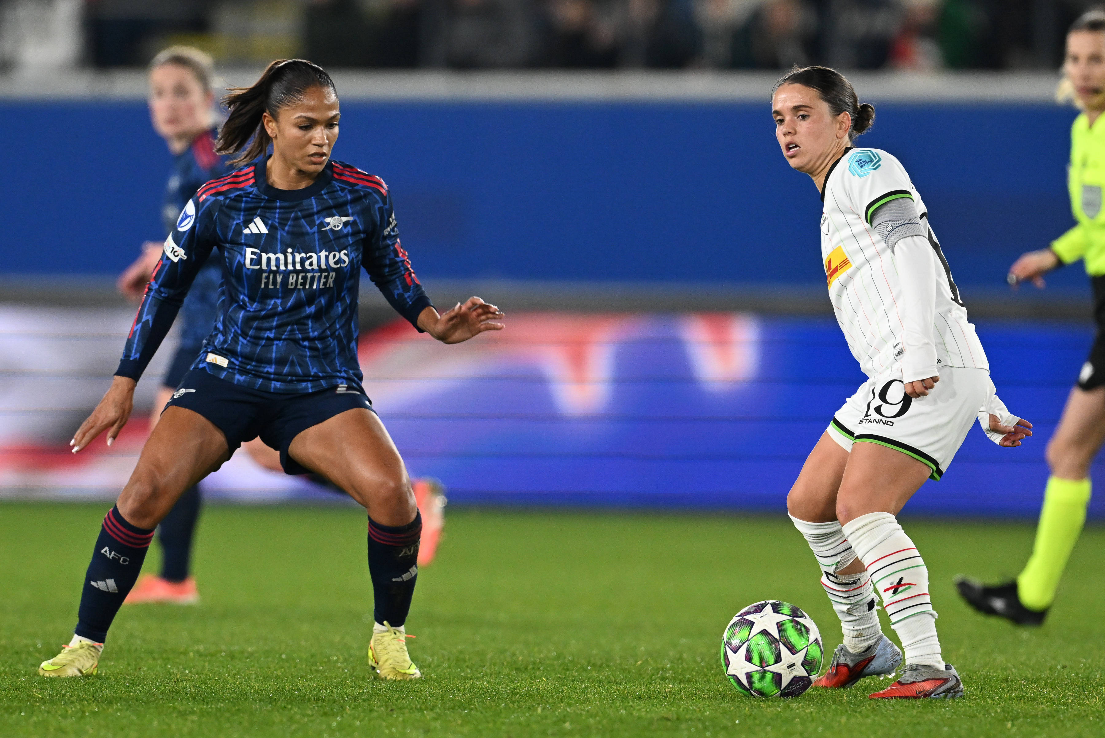 Jeslynn Kuijpers (OH Leuven) in actie tegen Arsenal
