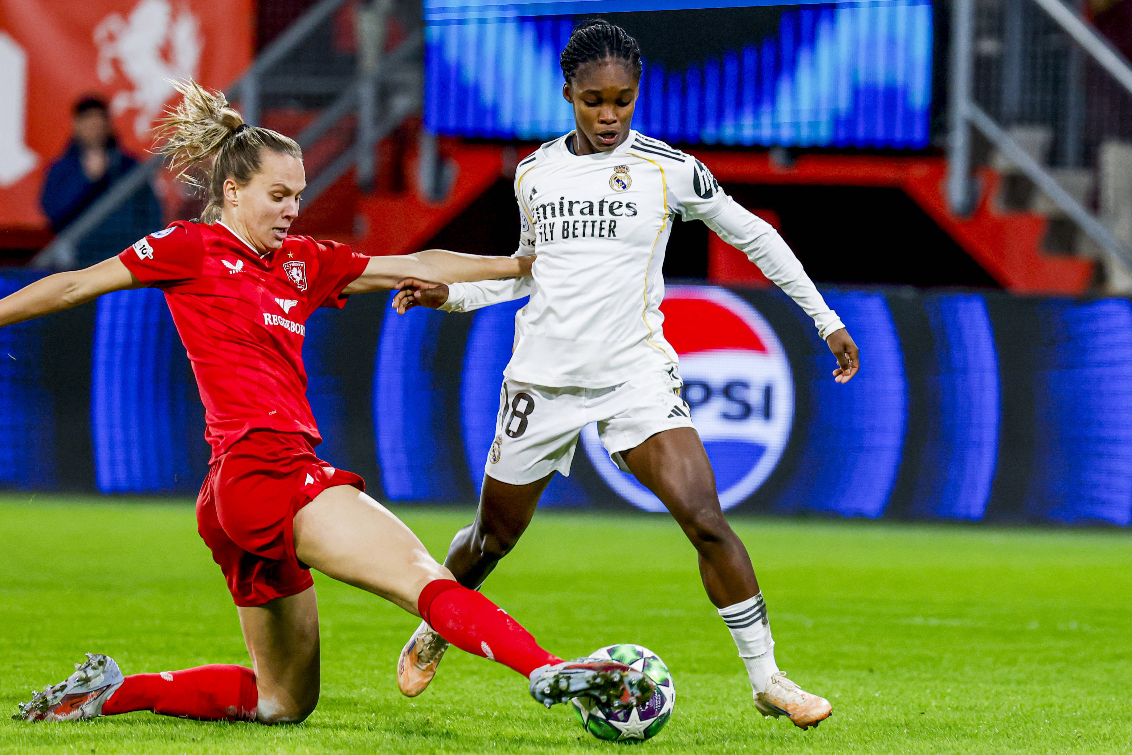 Anna Knol (FC Twente) stopt Linda Caicedo (Real Madrid) af