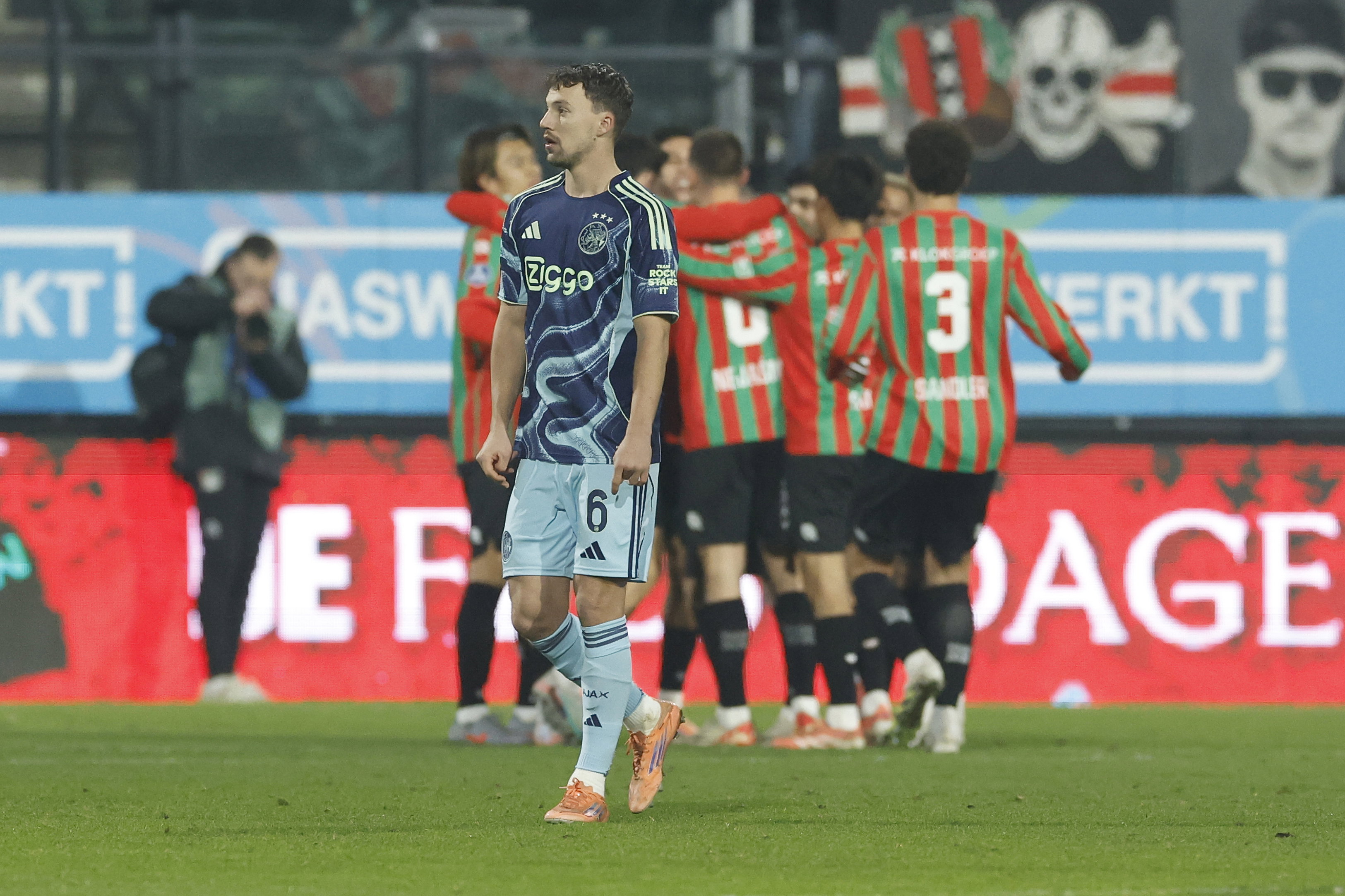 Youri Regeer baalt van een doelpunt van NEC