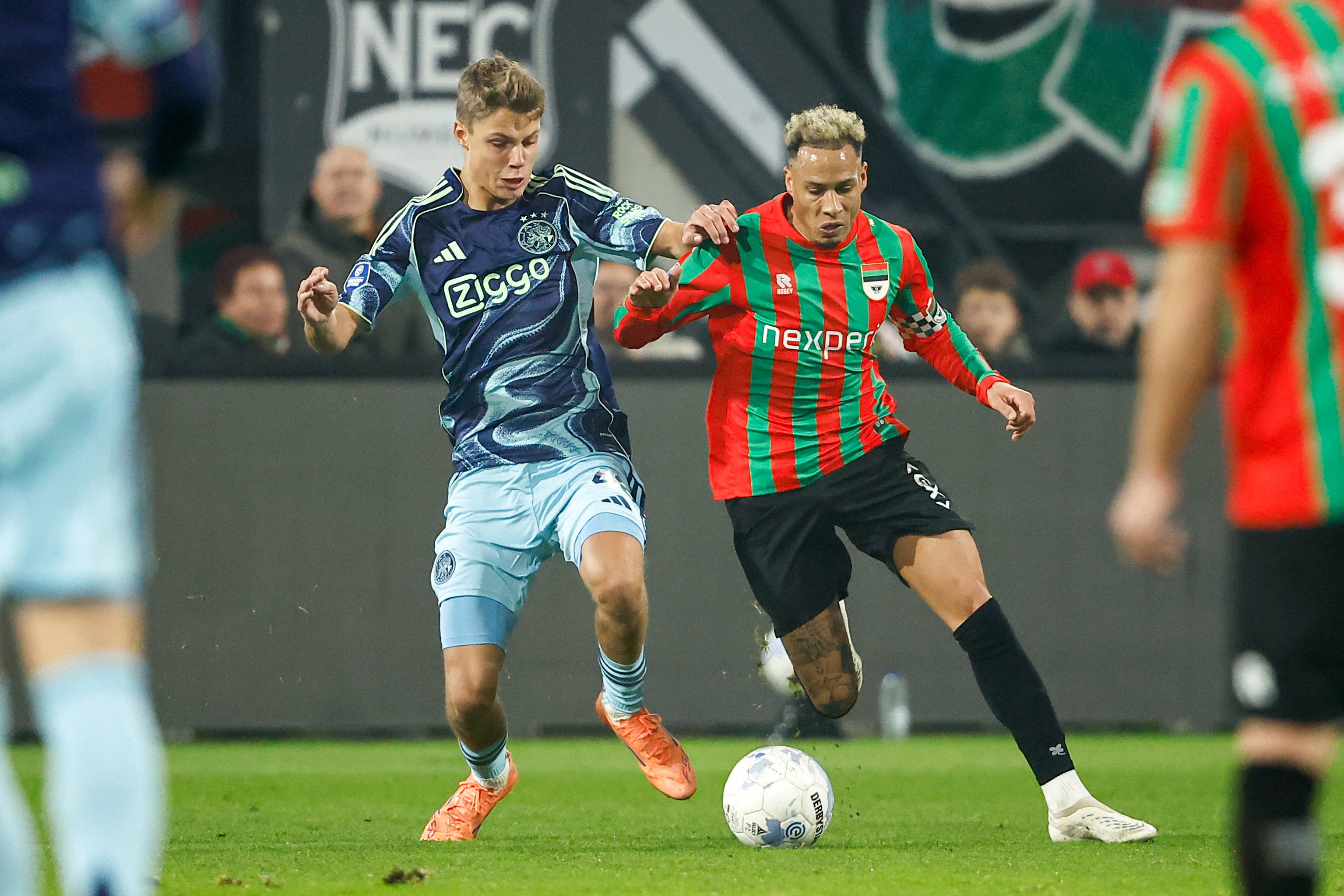 Tjaronn Chery in duel met Sean Steur