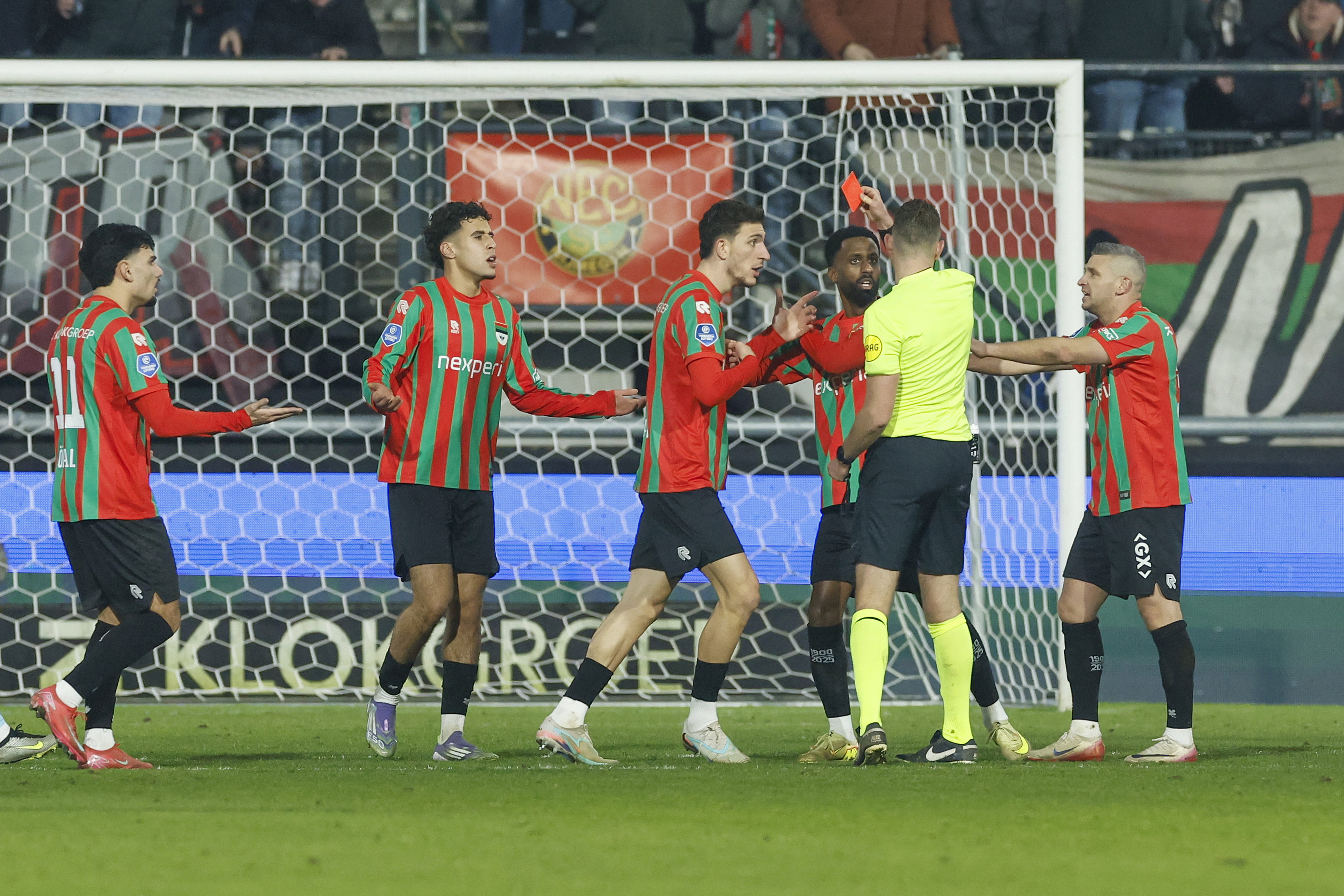 Sami Ouaissa (NEC) krijgt rood tegen Ajax