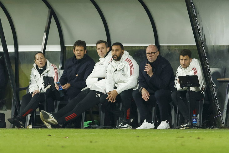 Fred Grim op de bank tijdens NEC - Ajax