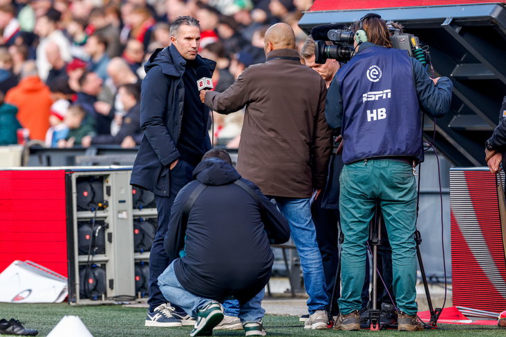 Robin van Persie staat de media te woord