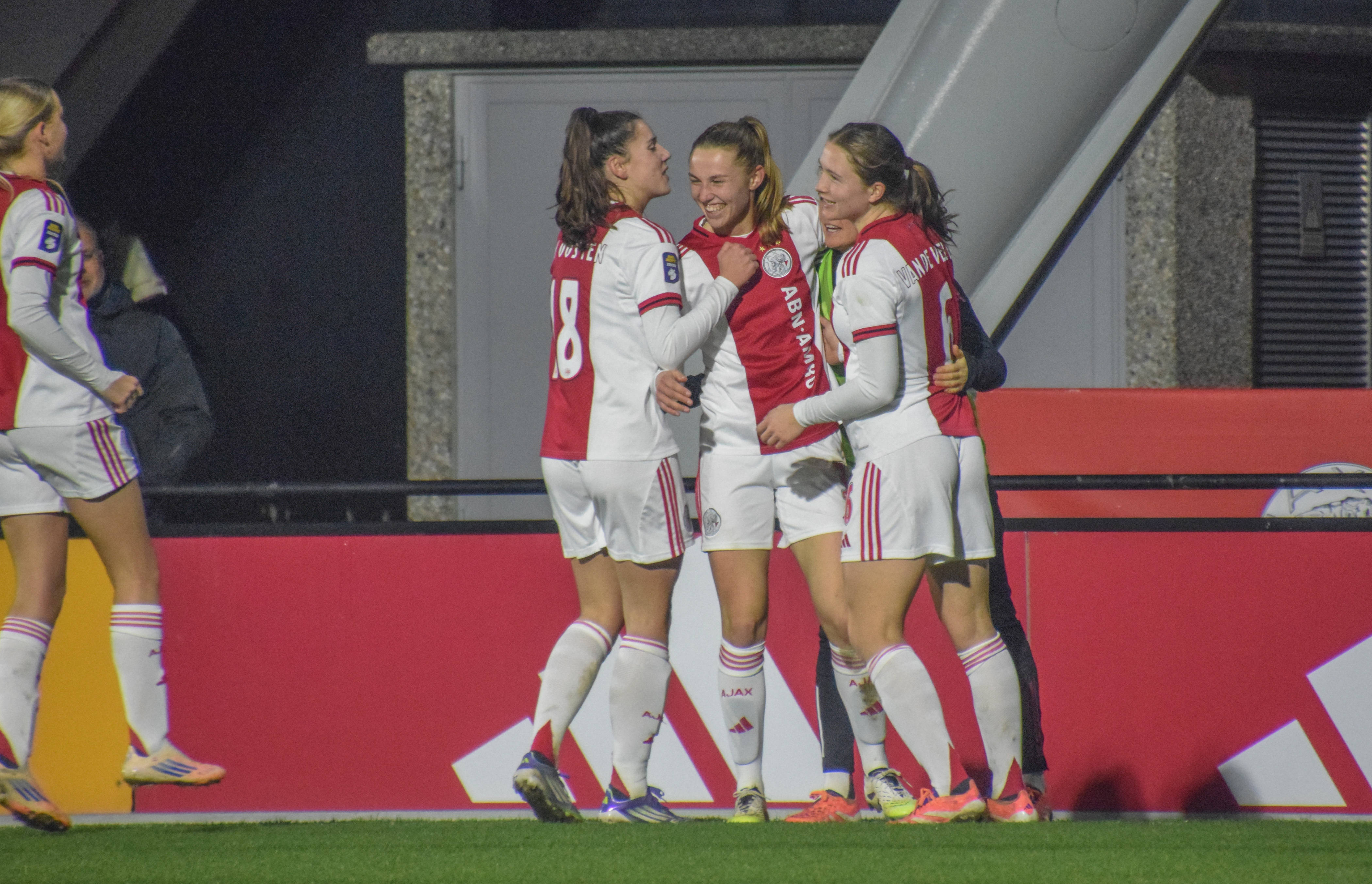 Daniëlle Noordermeer wordt gefeliciteerd met haar doelpunt voor Ajax