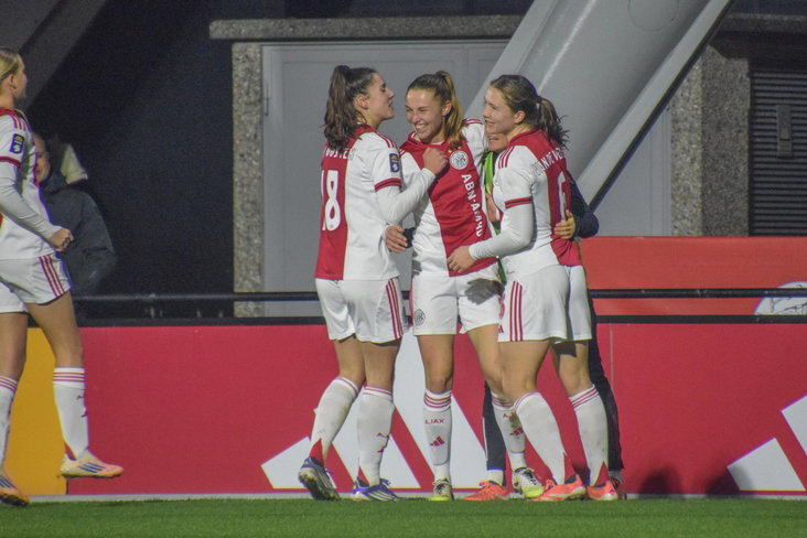 Daniëlle Noordermeer wordt gefeliciteerd met haar doelpunt voor Ajax