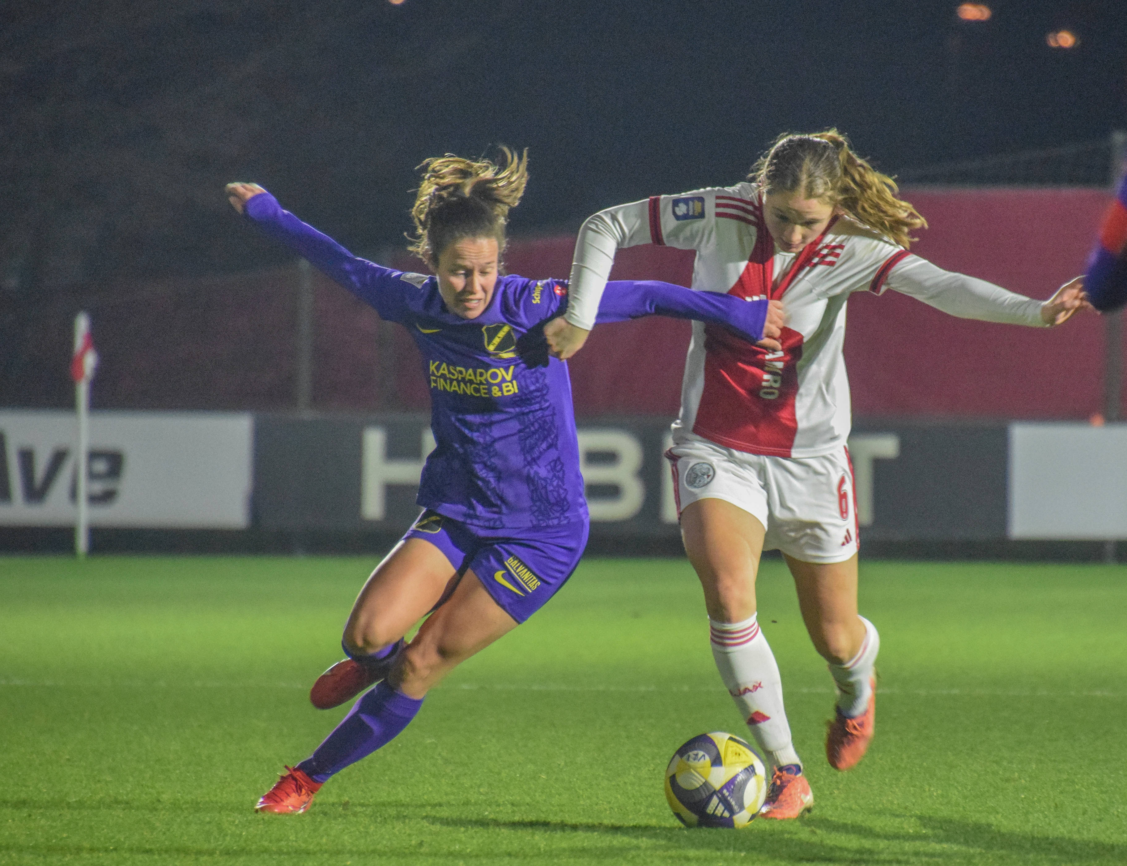 July Schneijderberg (NAC Breda) in duel met Jonna van de Velde (Ajax)