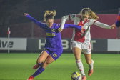 July Schneijderberg (NAC Breda) in duel met Jonna van de Velde (Ajax)