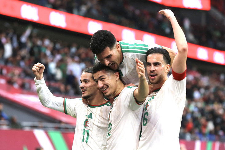 Ramiz Zerrouki juicht na een goal van Algerije