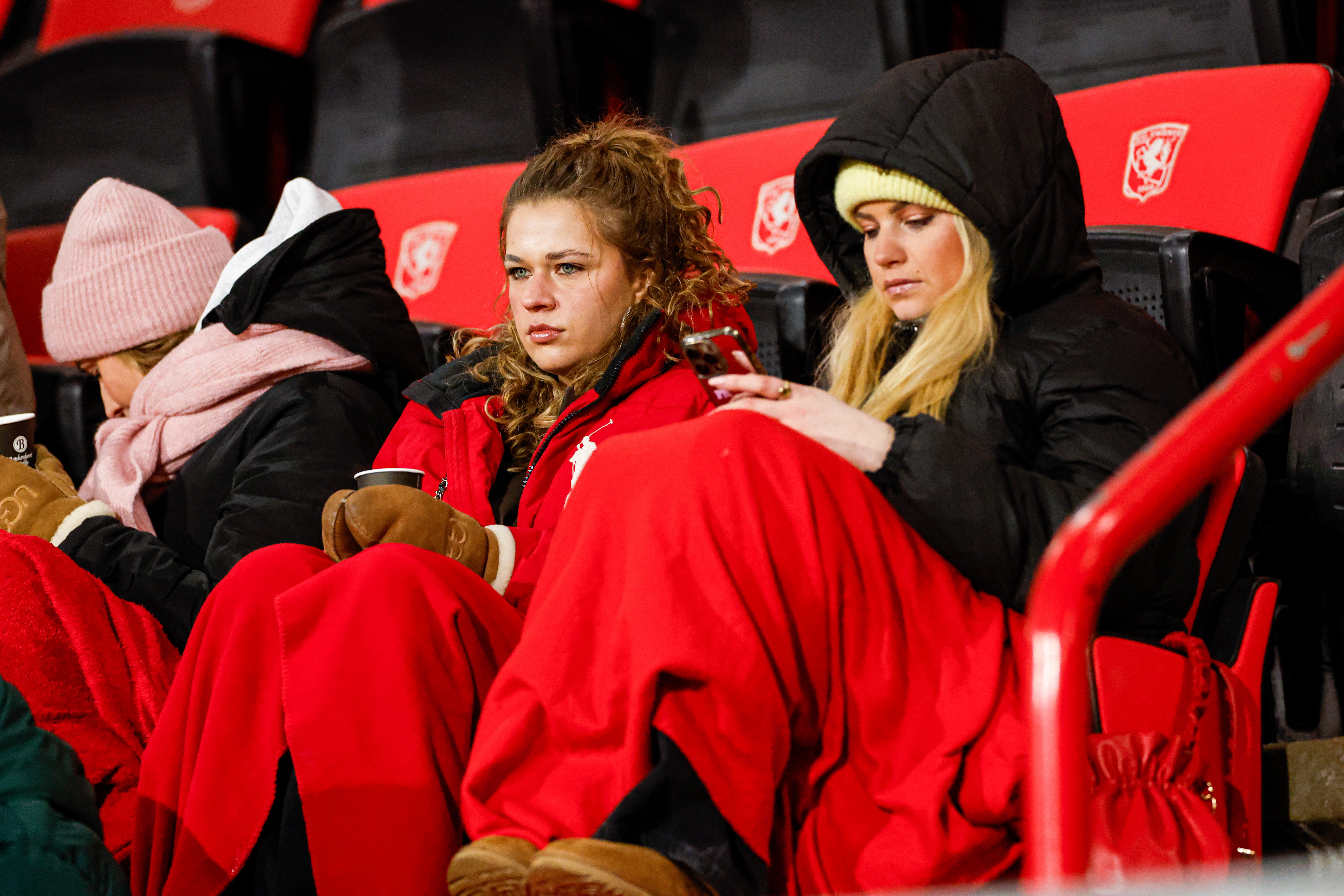 FC Twente-supporters in de kou in De Grolsch Veste