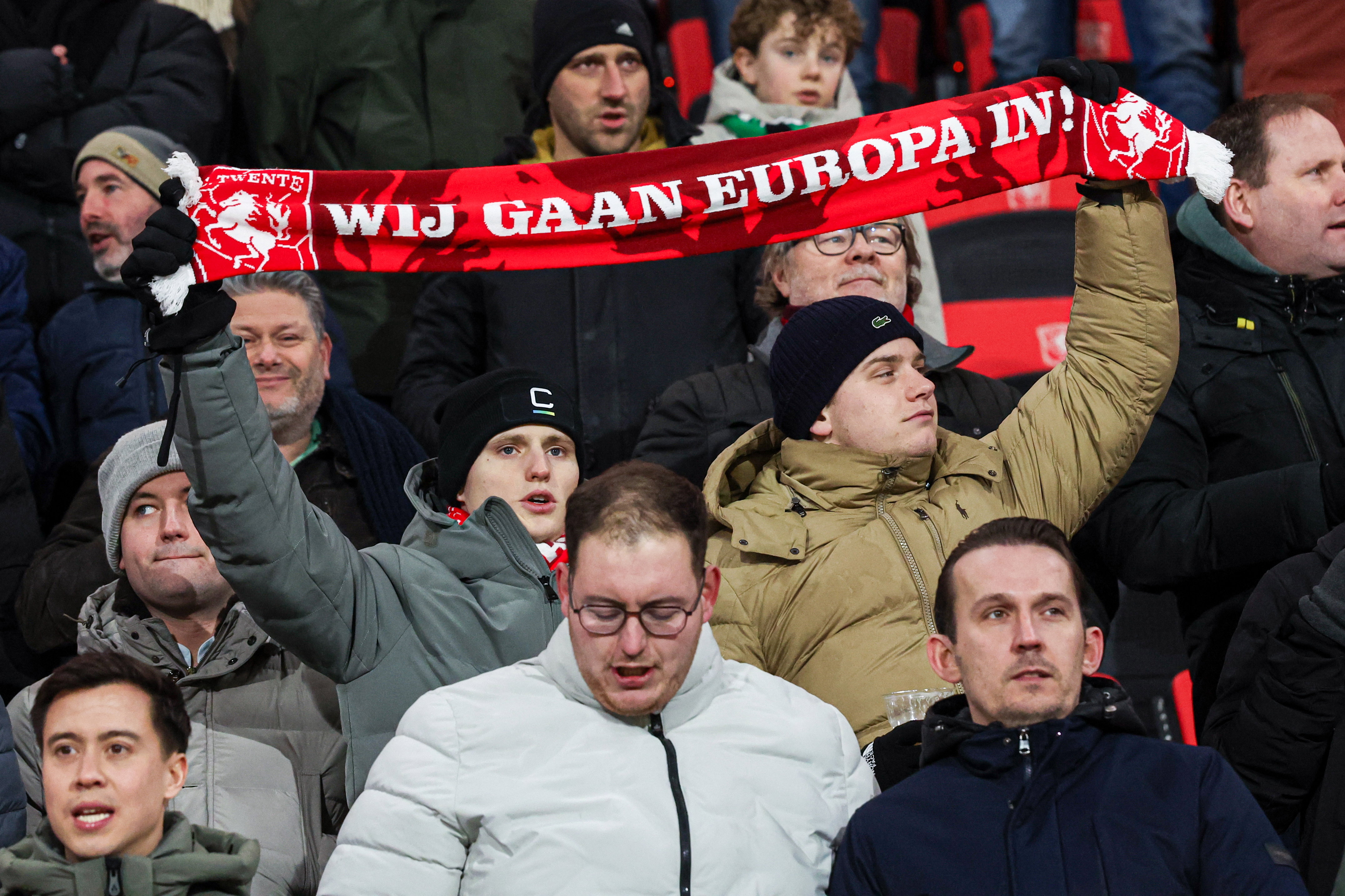FC Twente-supporters met een sjaal 'Wij gaan Europa in'