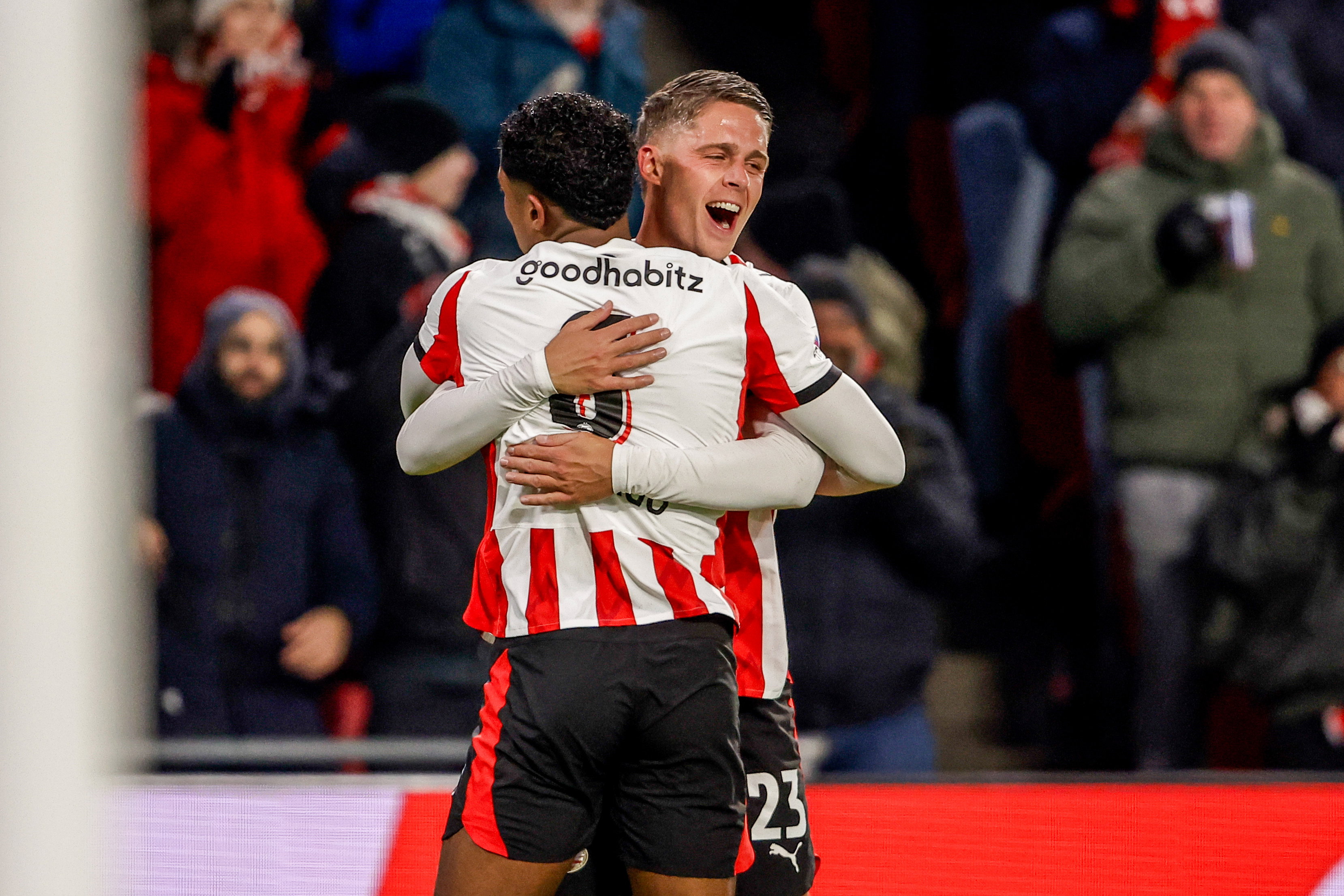 Joey Veerman omhelst Ryan Flamingo