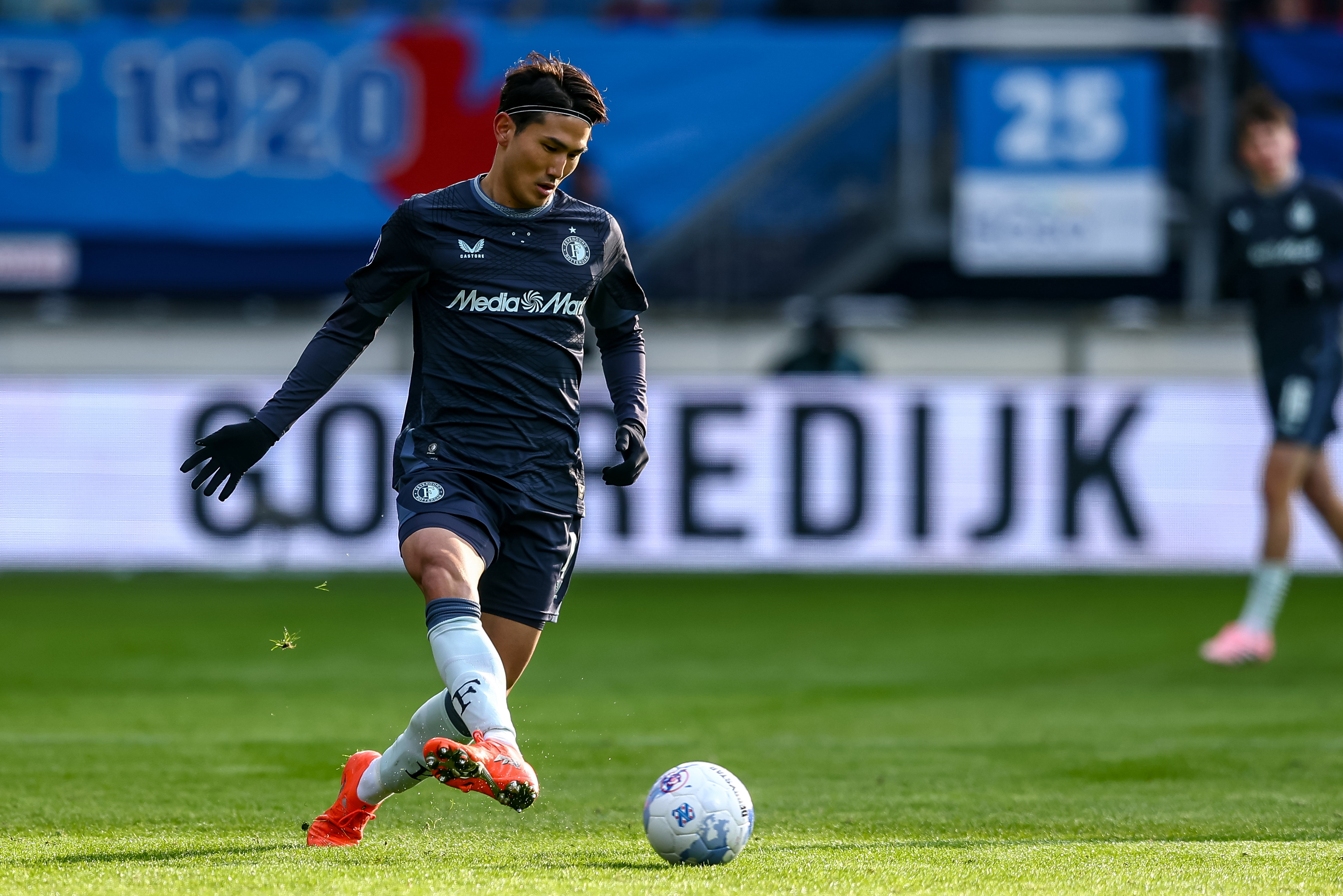 In-beom Hwang aan de bal