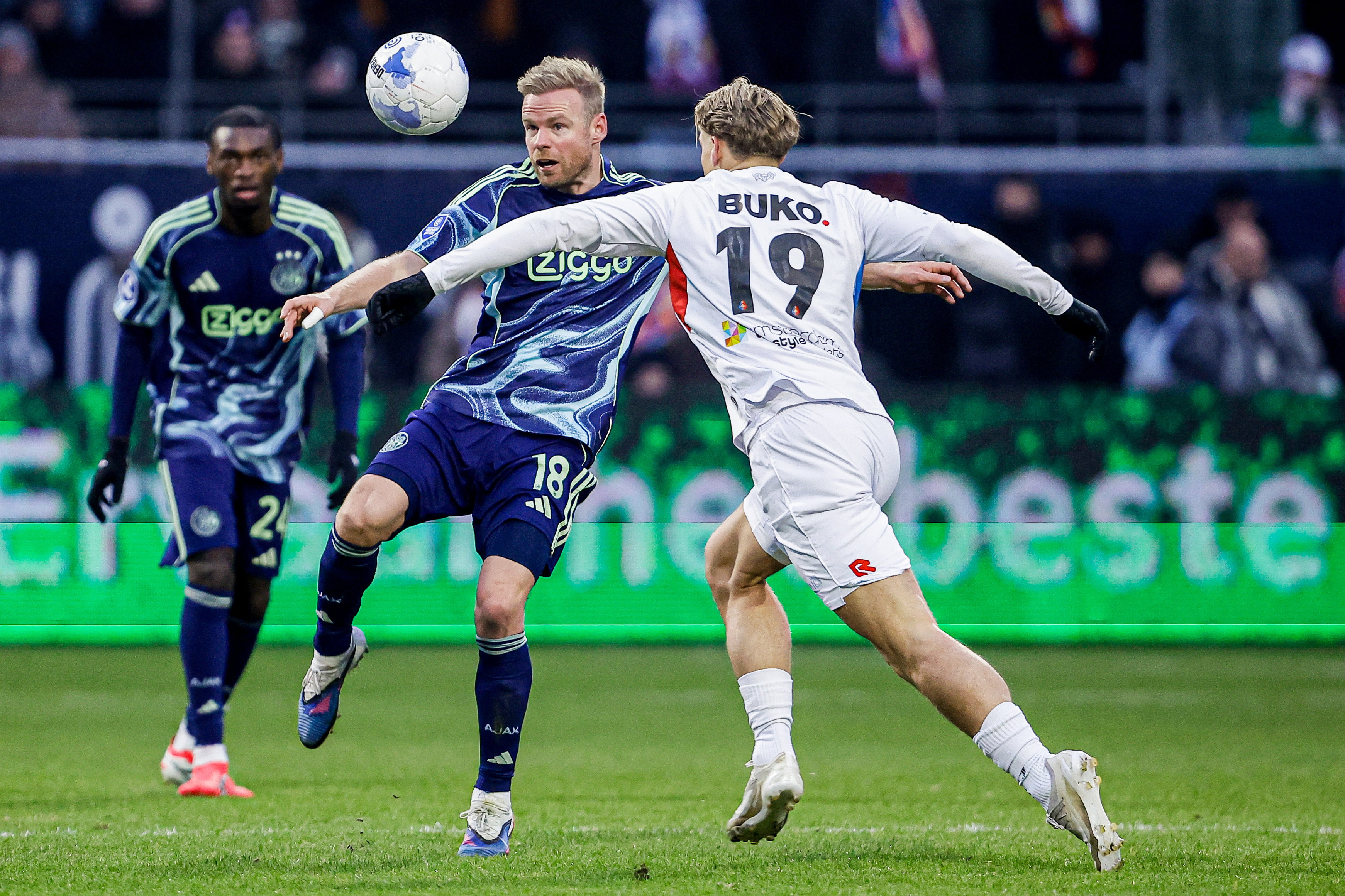Davy Klaassen in actie tegen Telstar